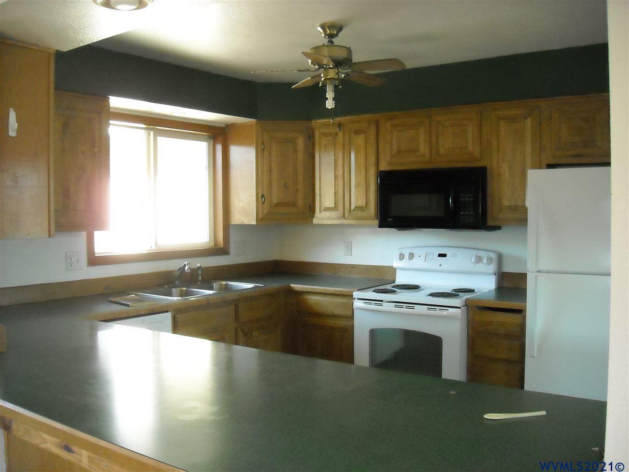 1543 Main St