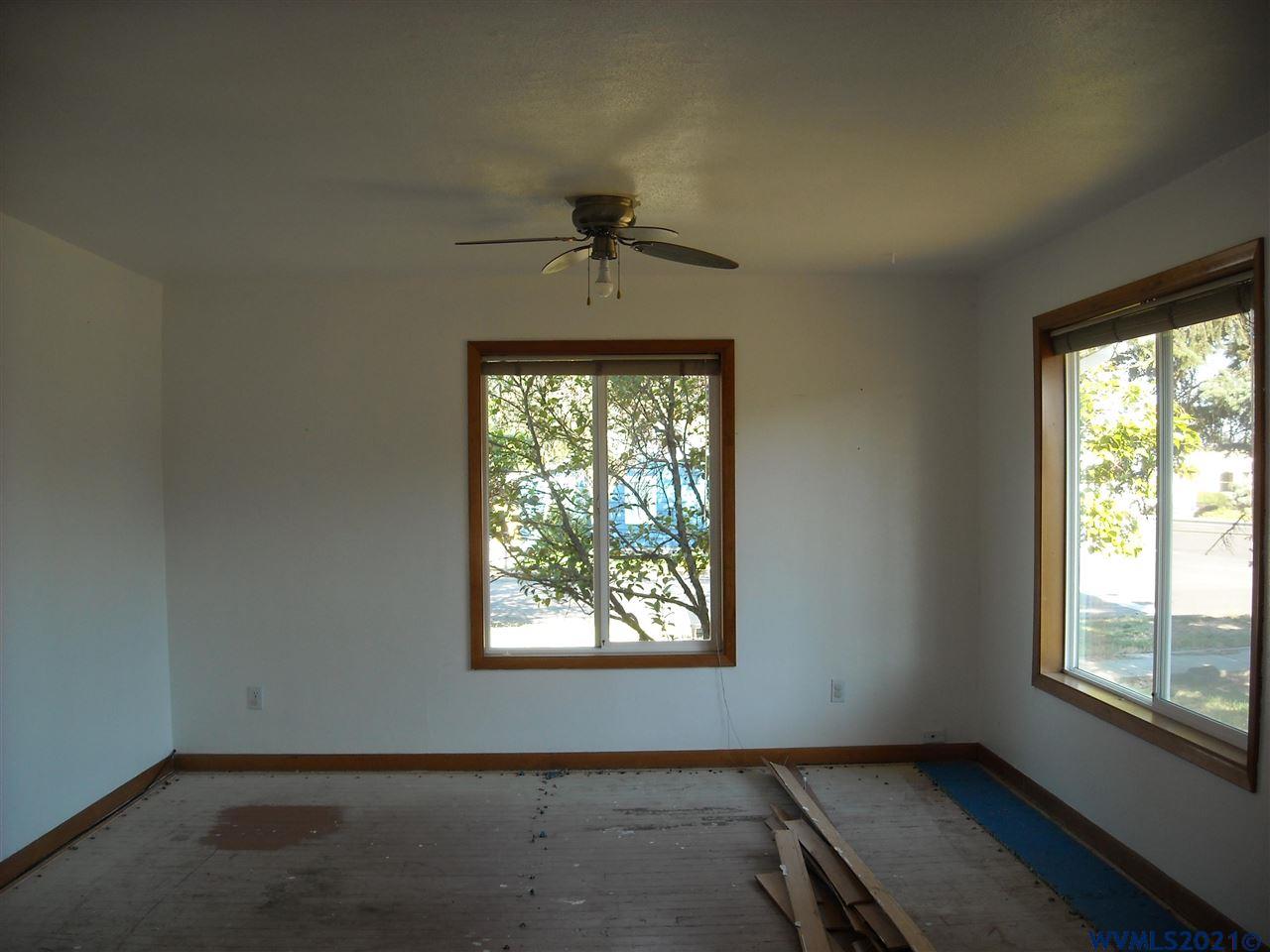 1543 Main St