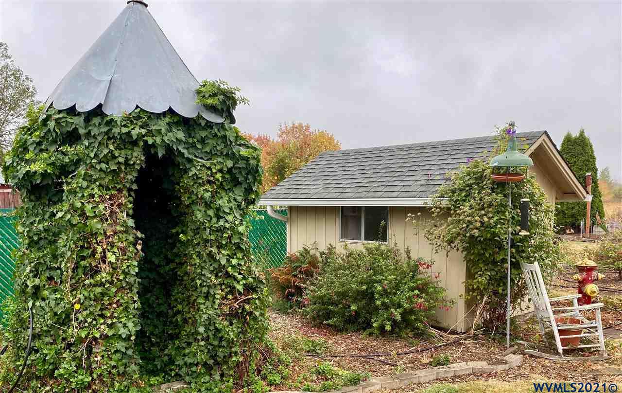 710 Central Av