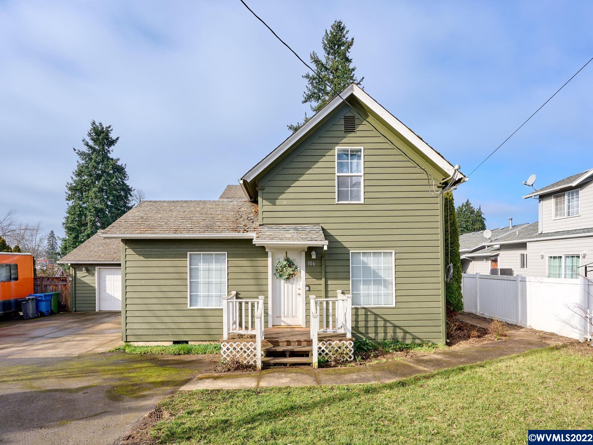 306 S James St, Silverton, OR 97381