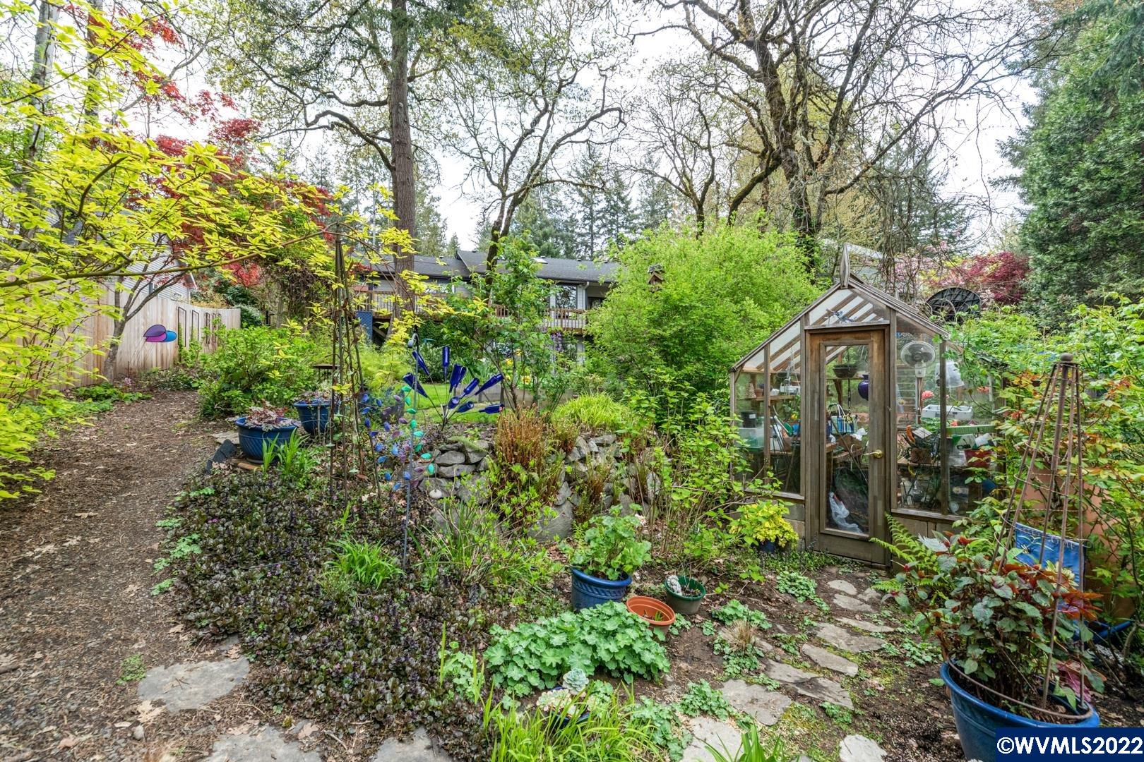 2063 NW Woodland Dr