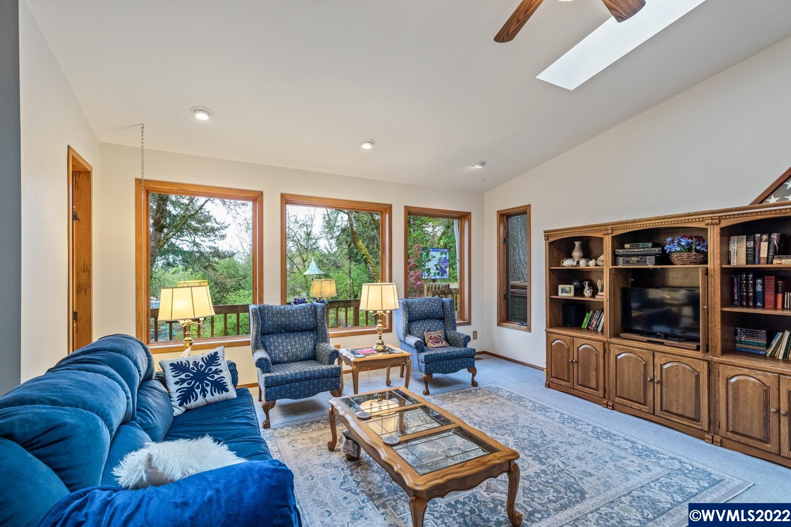 2063 NW Woodland Dr