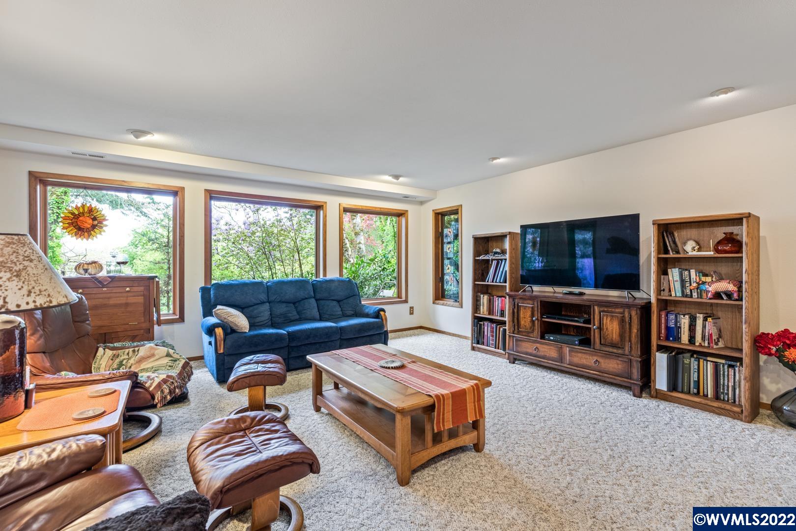 2063 NW Woodland Dr