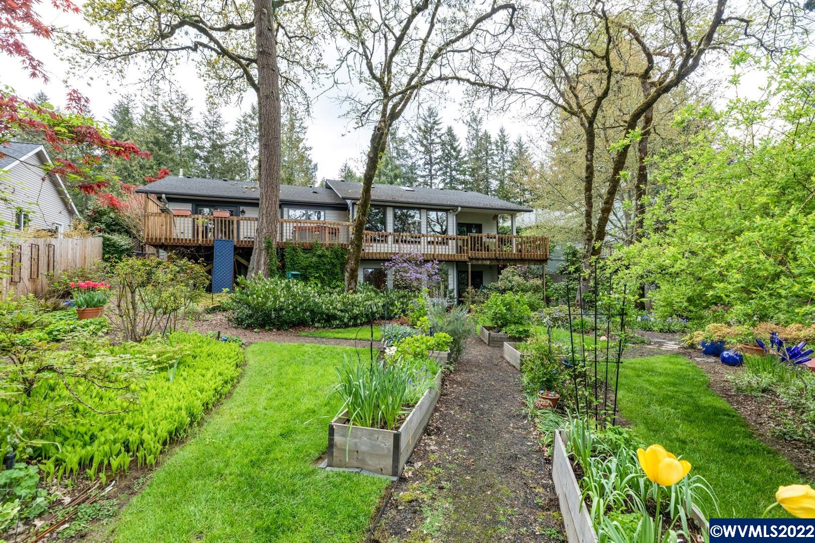 2063 NW Woodland Dr
