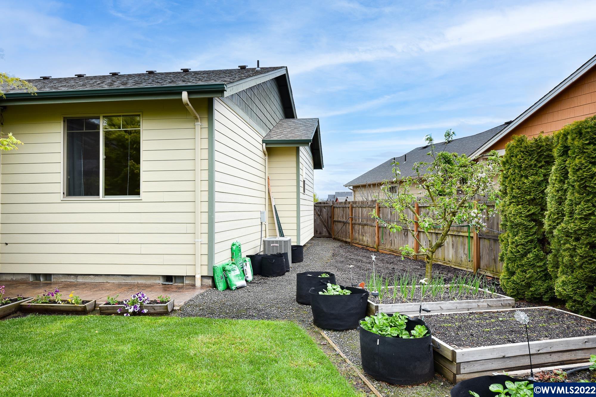 2318 Paddington Dr NW