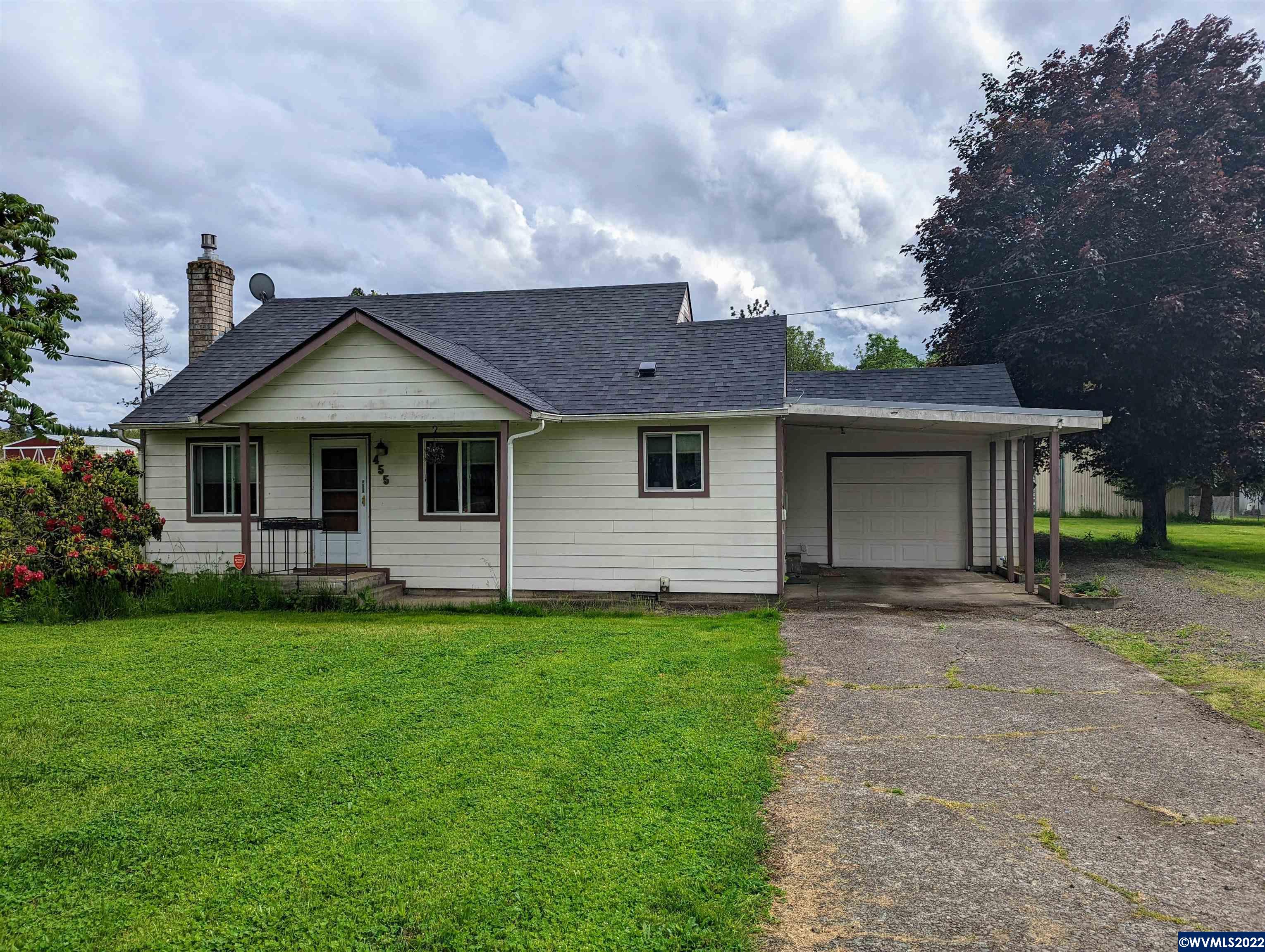 Looking for more than a tiny backyard? This home has all the yard you could need, plus a shop! Great space for gardening, pets, kids, or whatever else you could need. New roof in 2021. Dont miss out on this one!