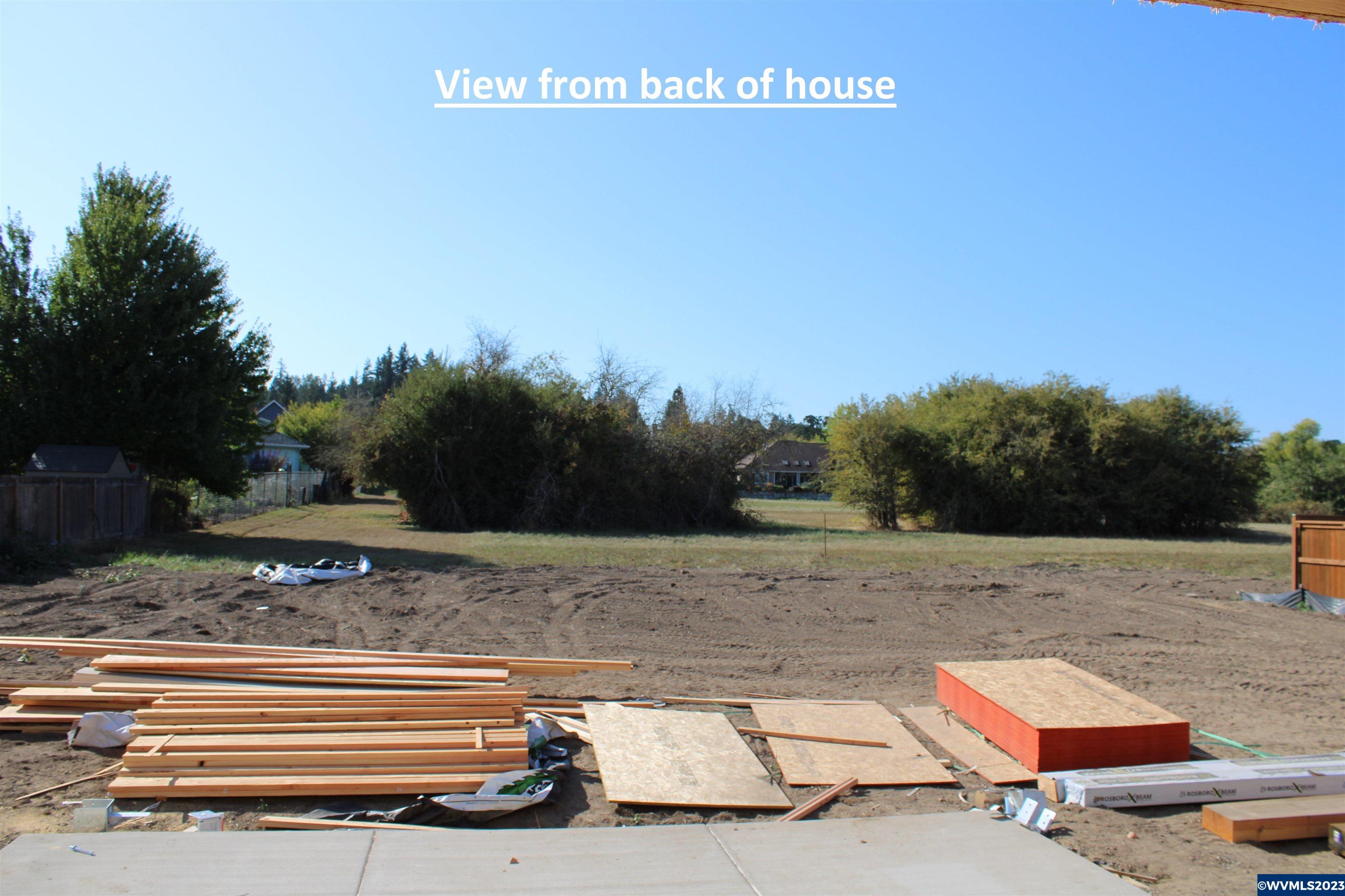 1358 Ellis Av NW