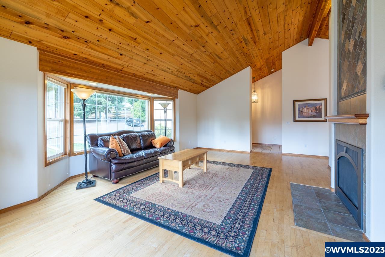 1483 Fern Ln