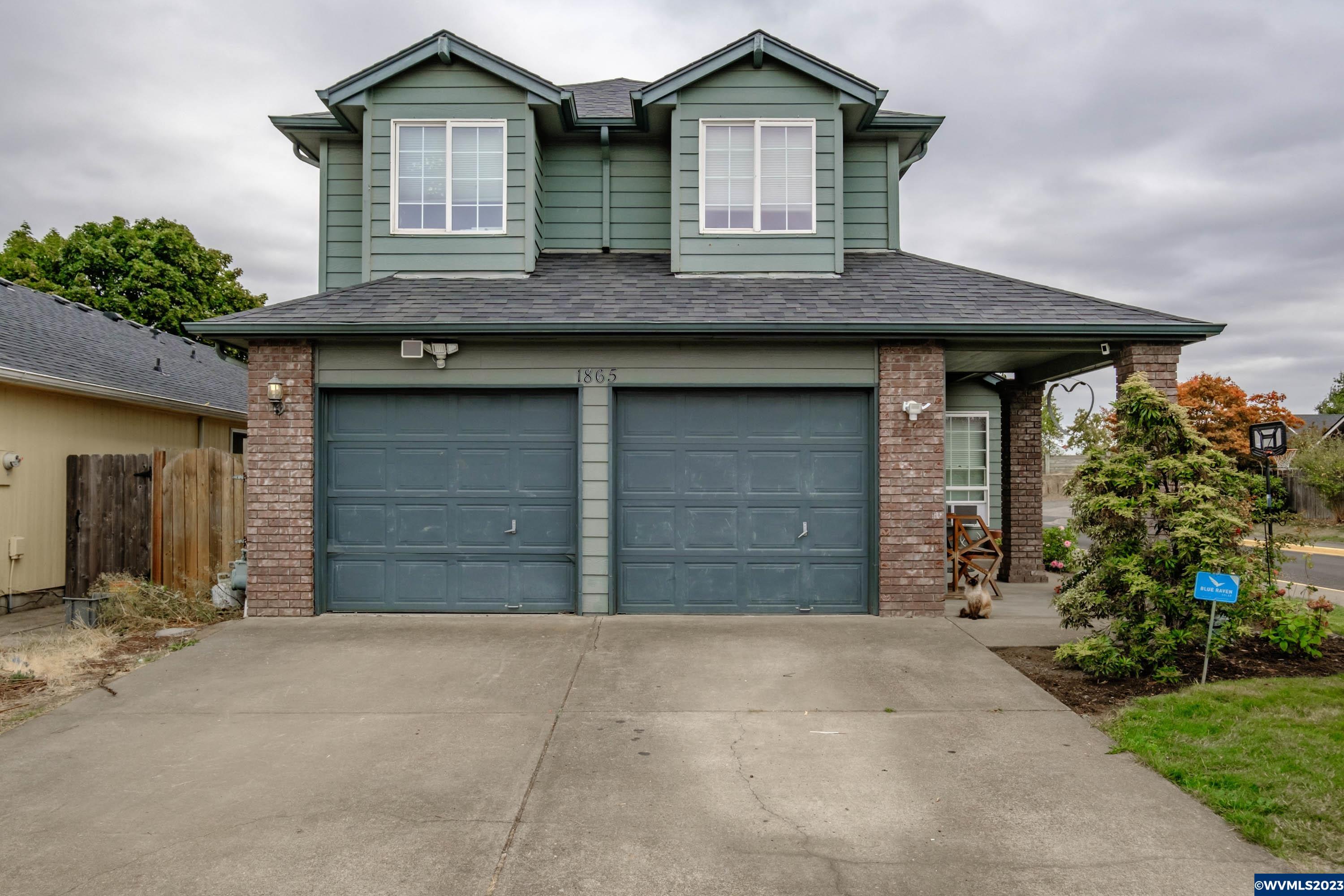 Perfectly located property in Albany with a great sized back yard. This home's over 1,500 sq.ft and offers 3 bedrooms, 3 bathrooms with an extra room on the main floor. The kitchen is beautifully laid out with enough space to not be running into anyone. You'll have all the space for a garden, a chicken coop and more!