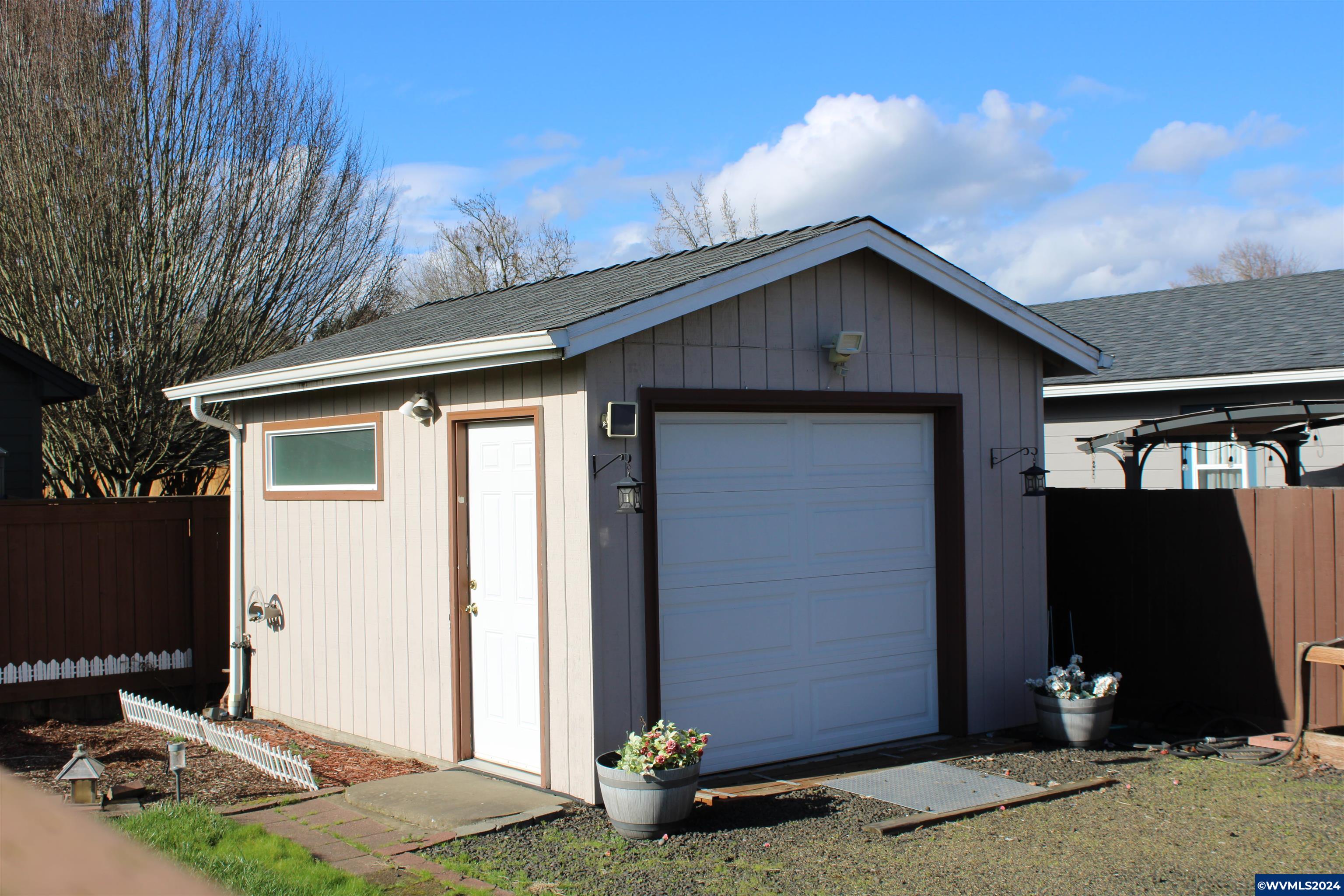 2344 Waverly Dr SE