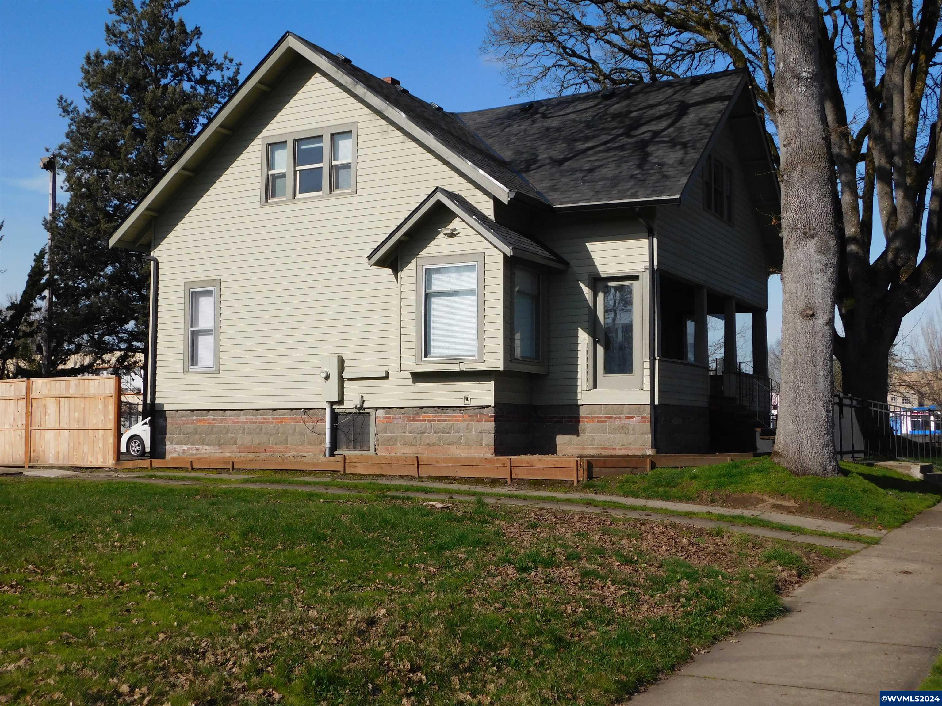 215 14th St SE