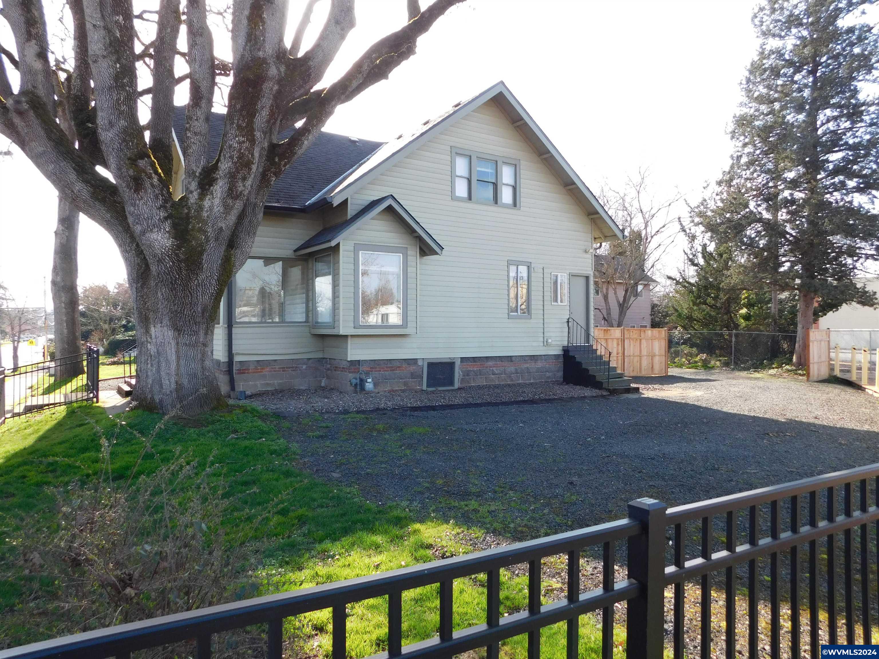 215 14th St SE