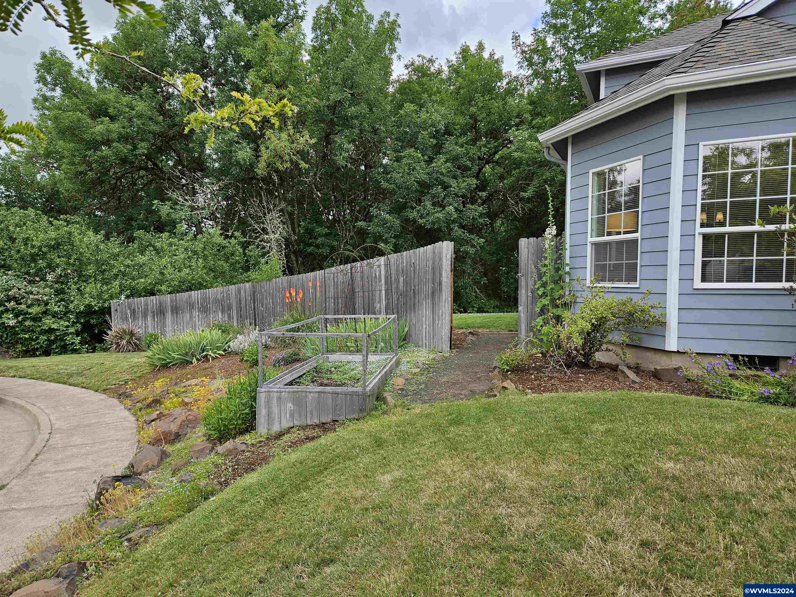 1319 Tamarack Ct SW