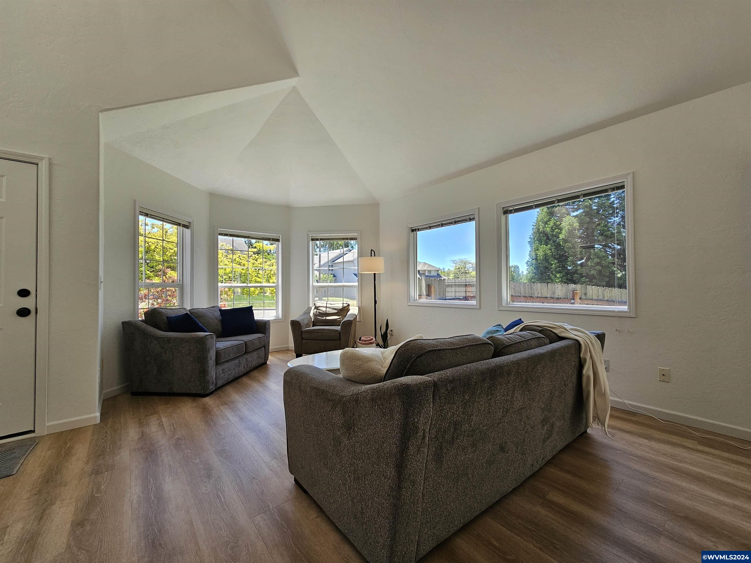 1319 Tamarack Ct SW