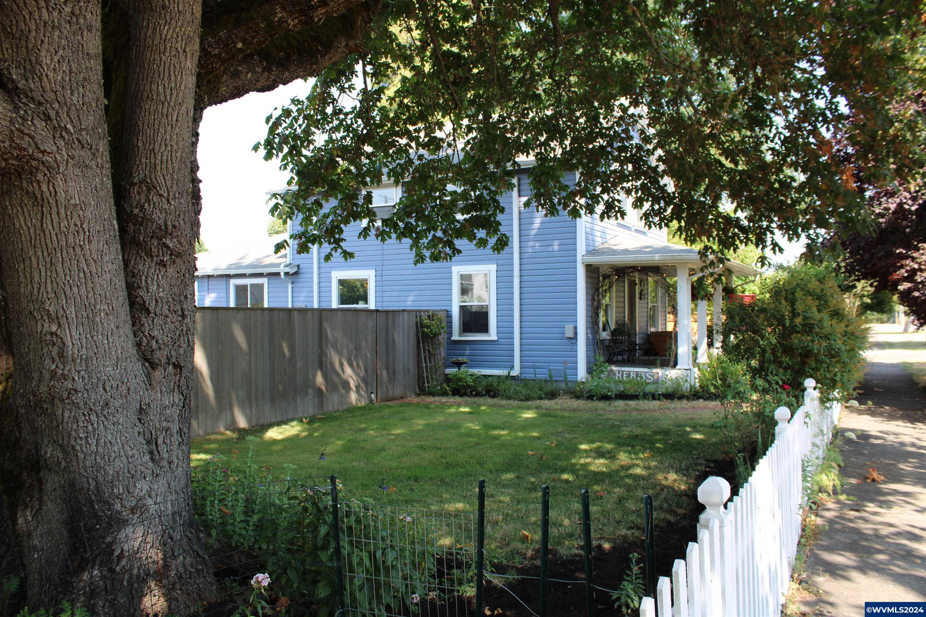 219 E Blakely Av