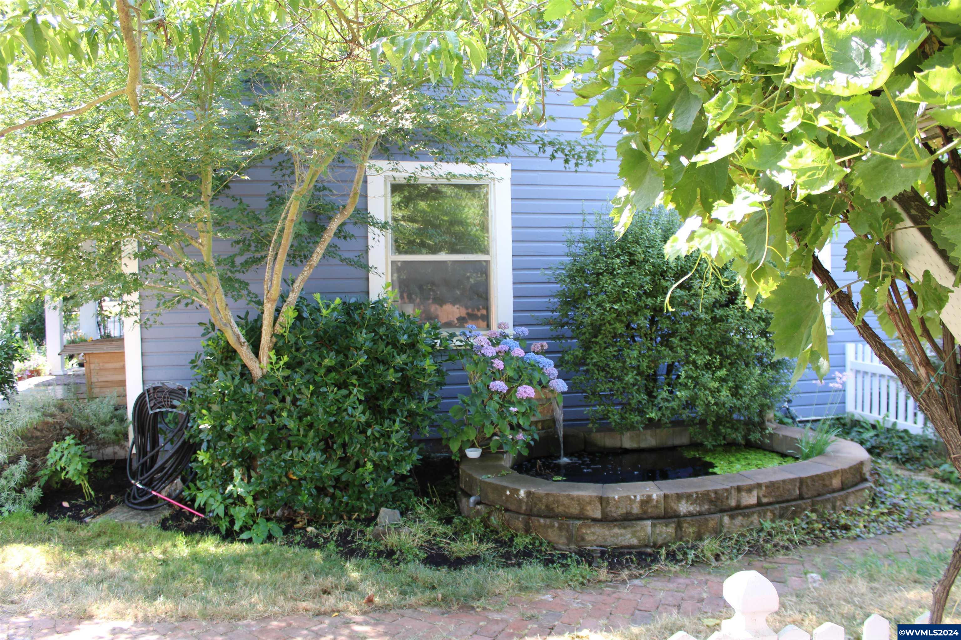219 E Blakely Av