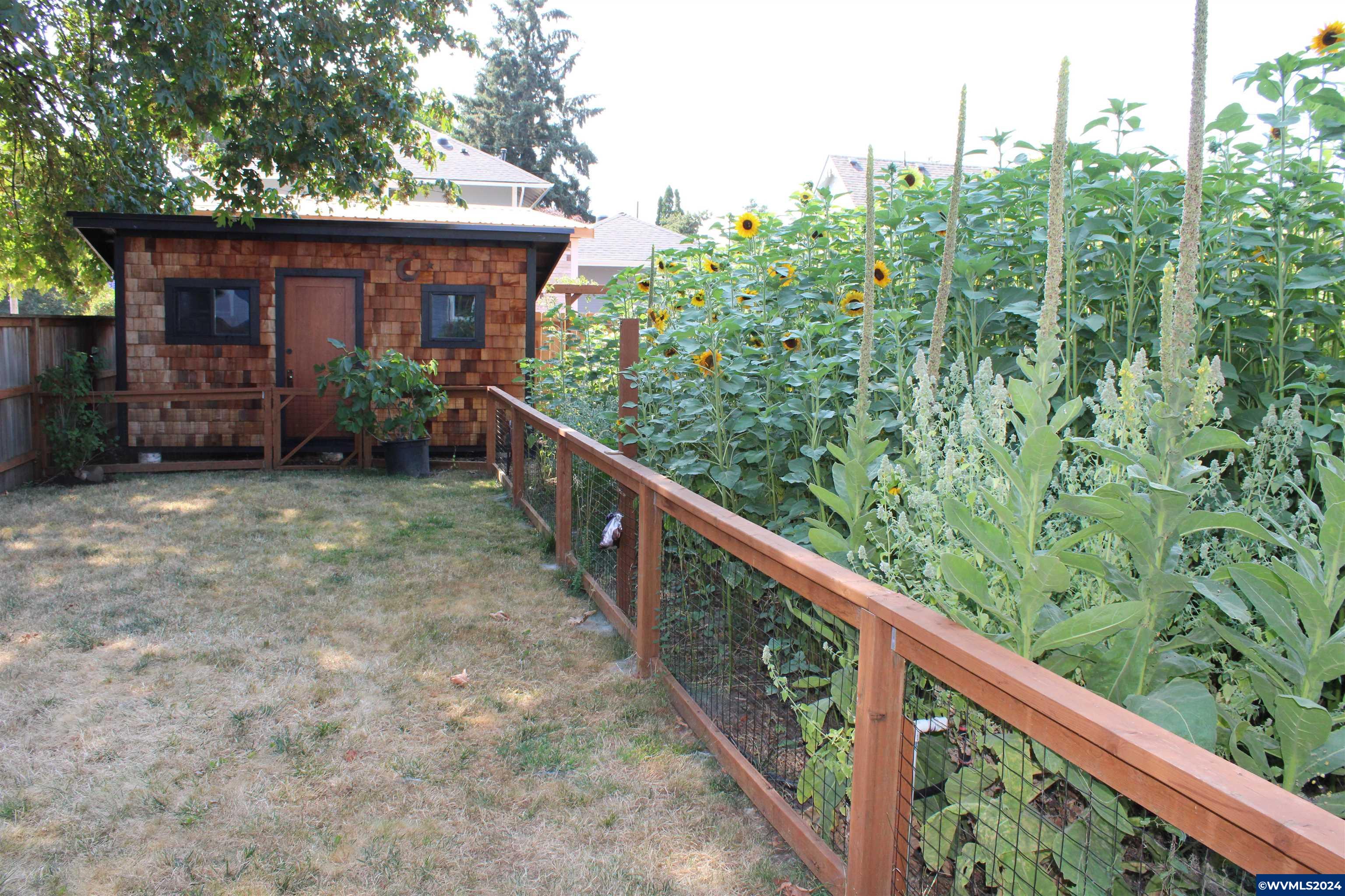 219 E Blakely Av