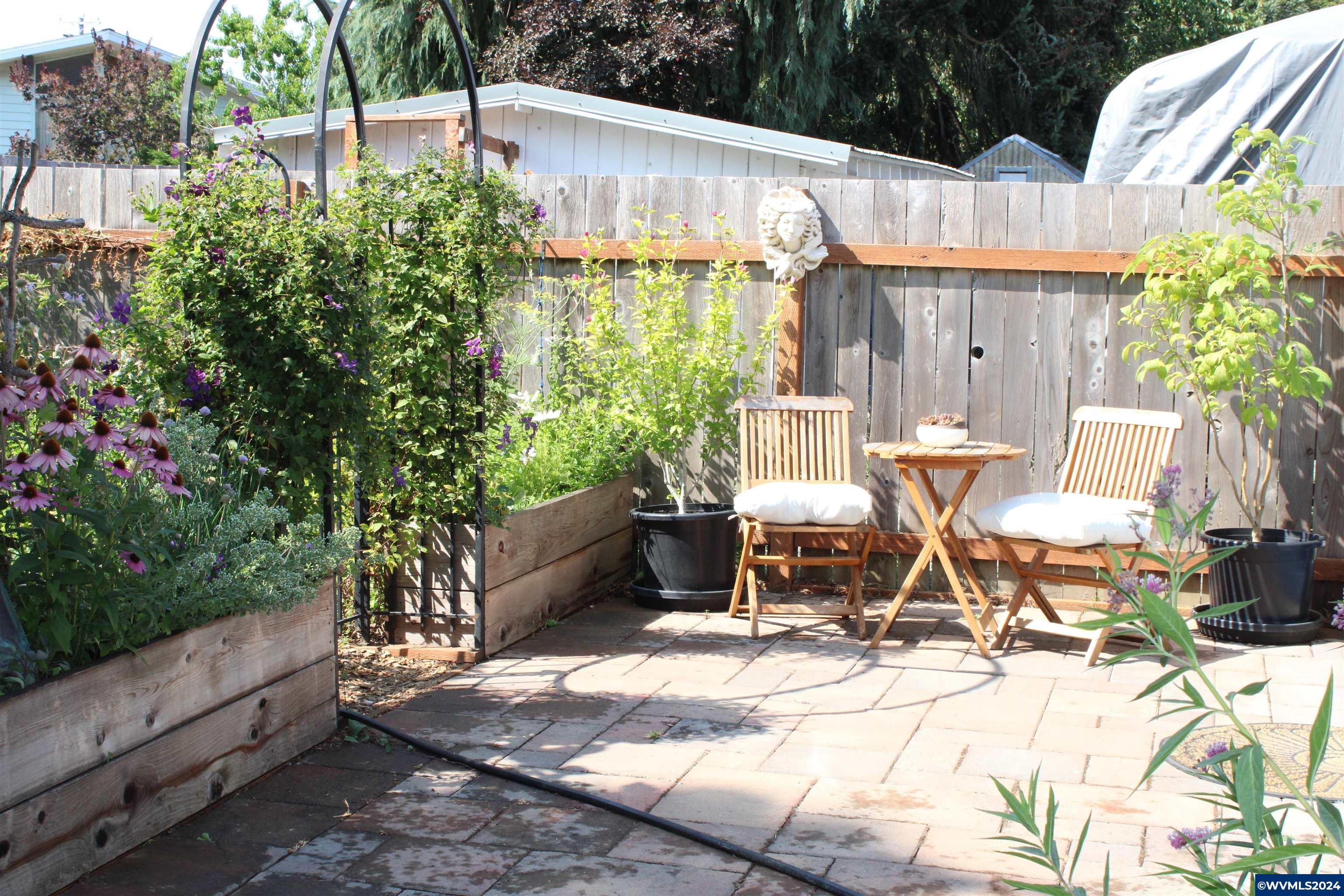 219 E Blakely Av