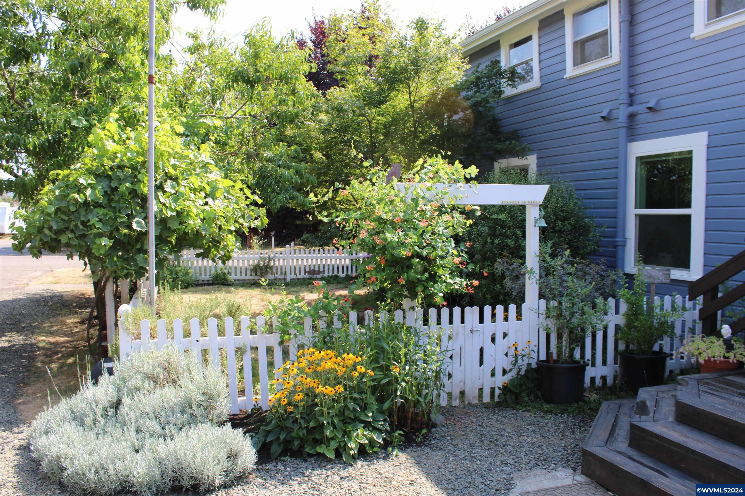219 E Blakely Av