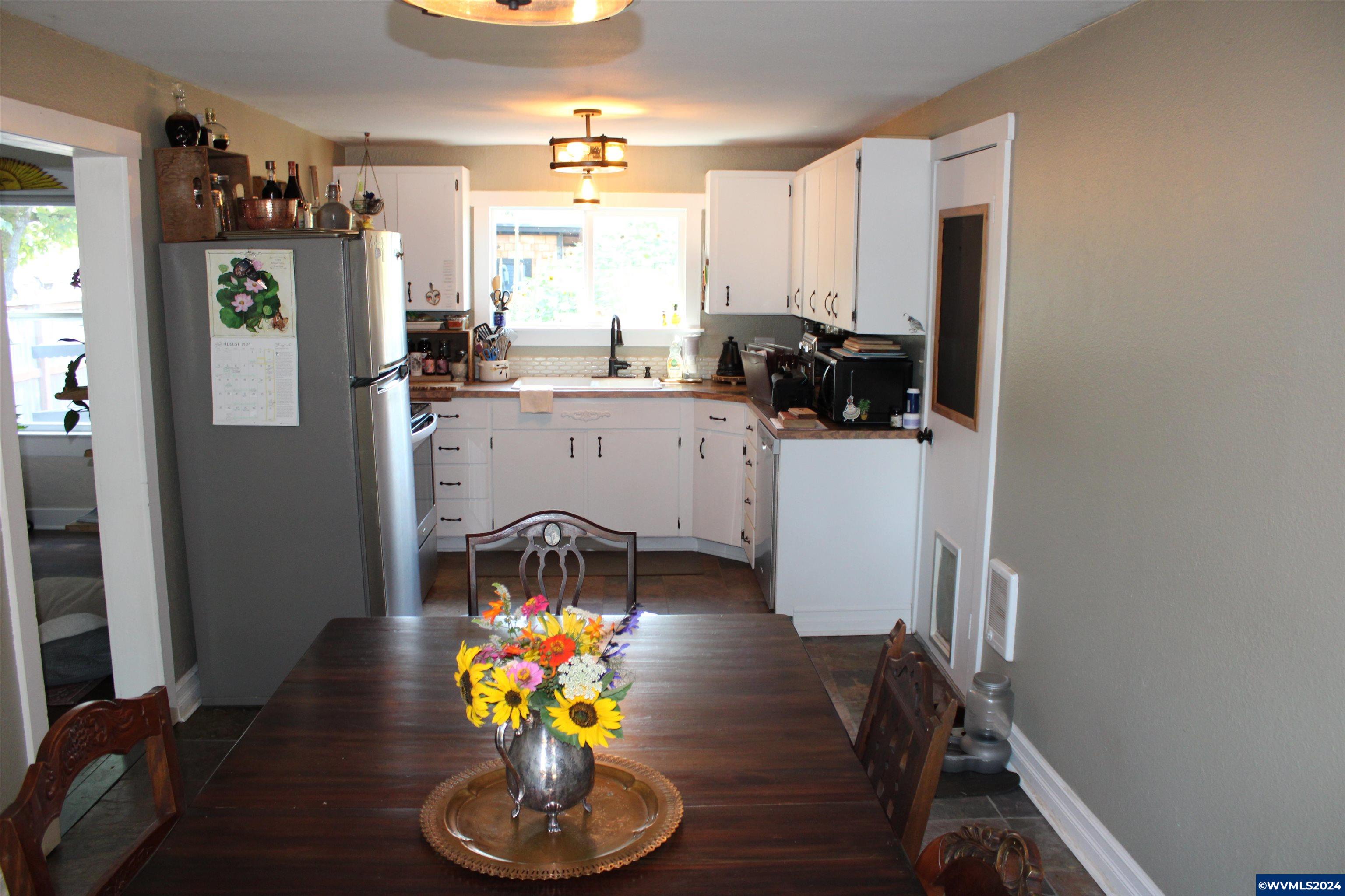 219 E Blakely Av
