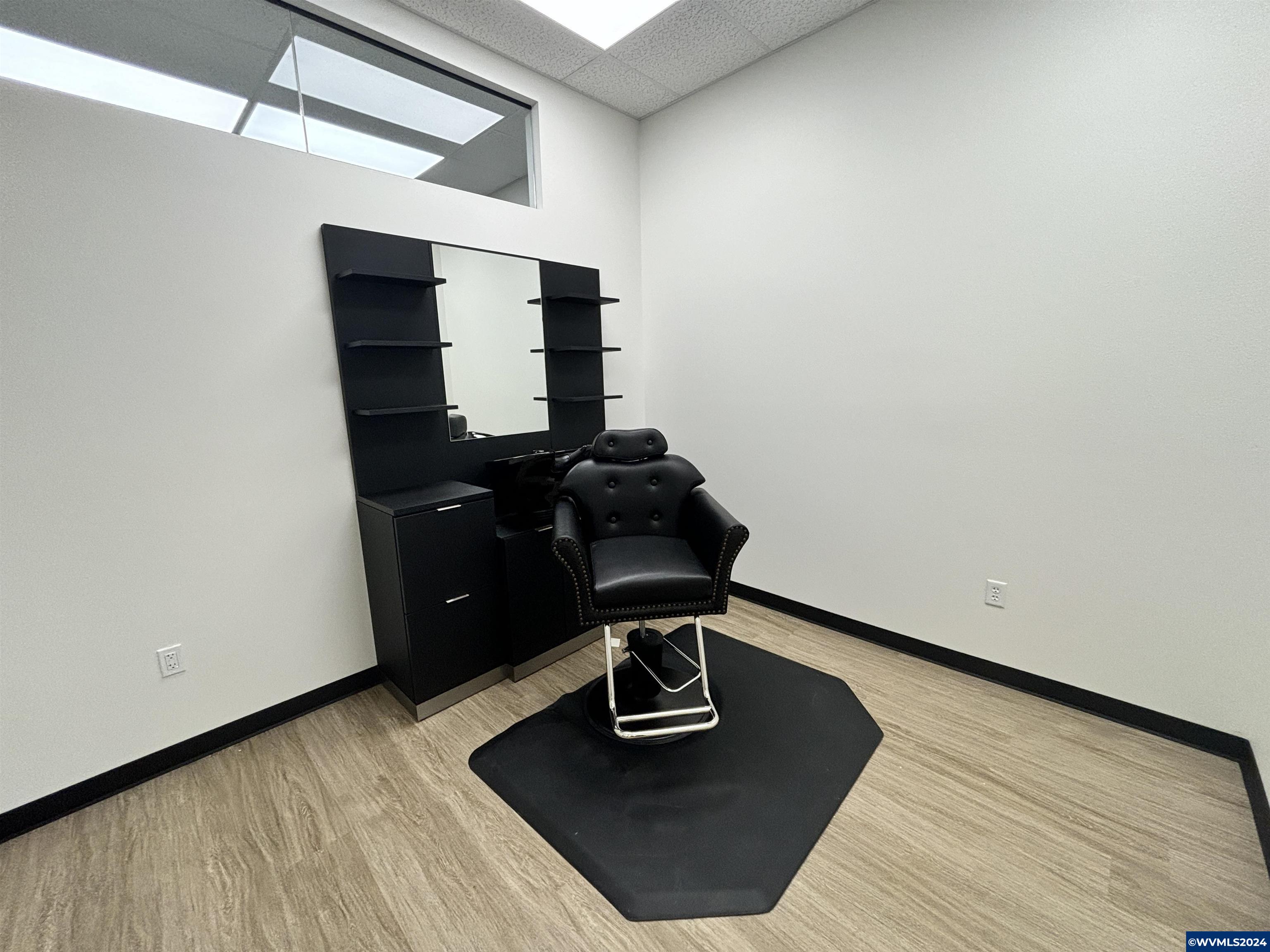 223 Commercial (142) St NE