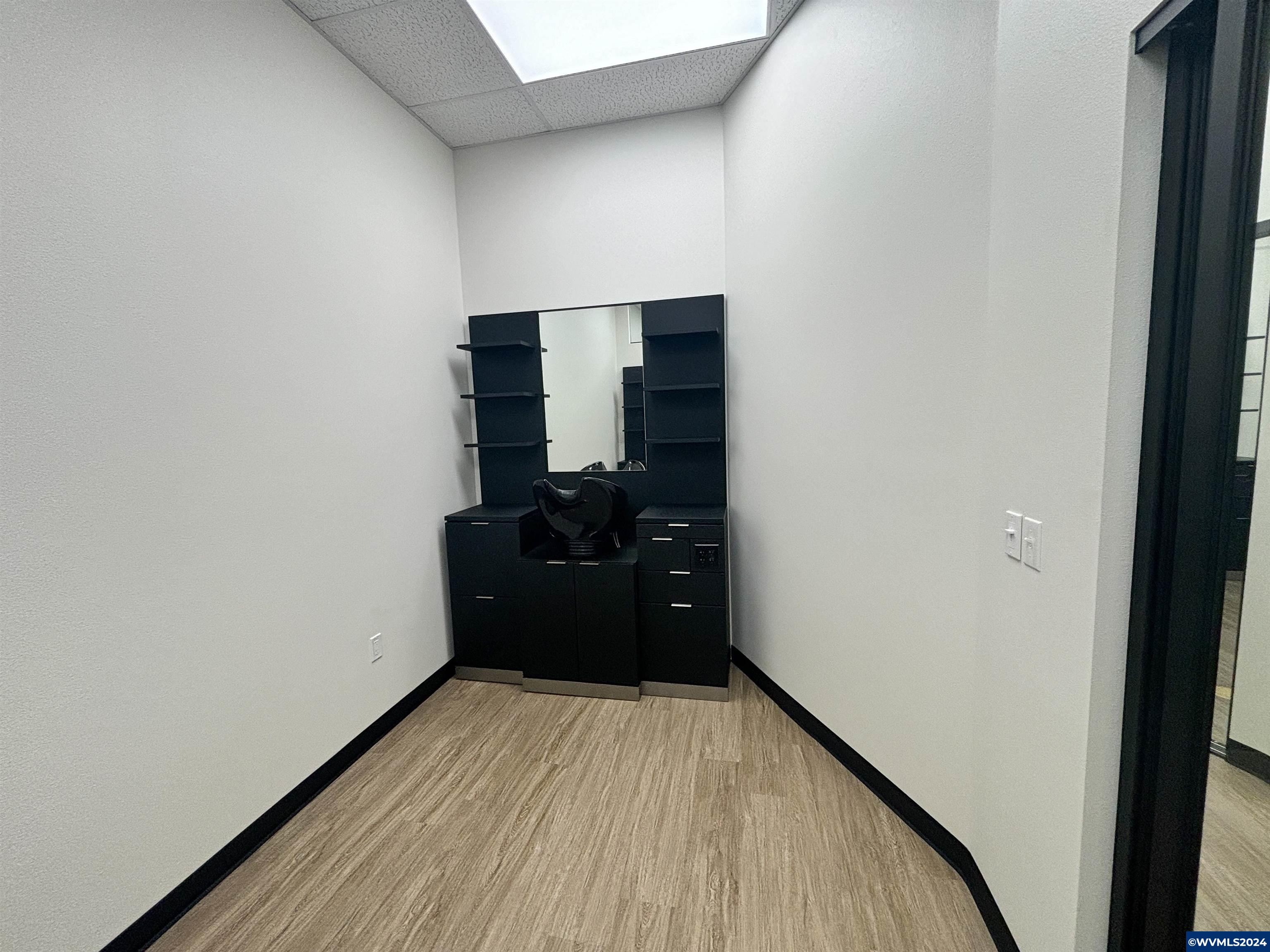 223 Commercial (140-E) St NE