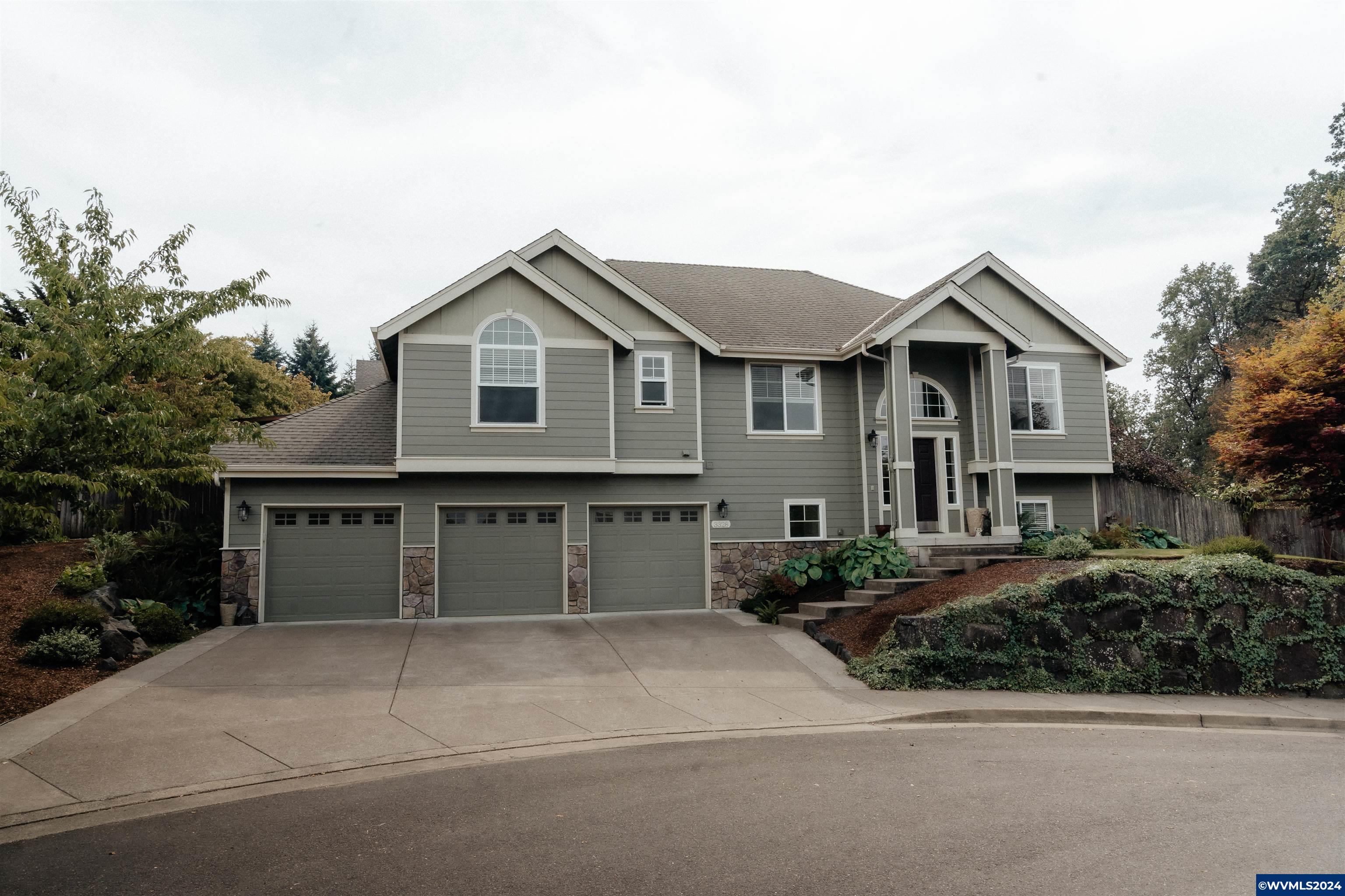 3328 Woodbine Pl