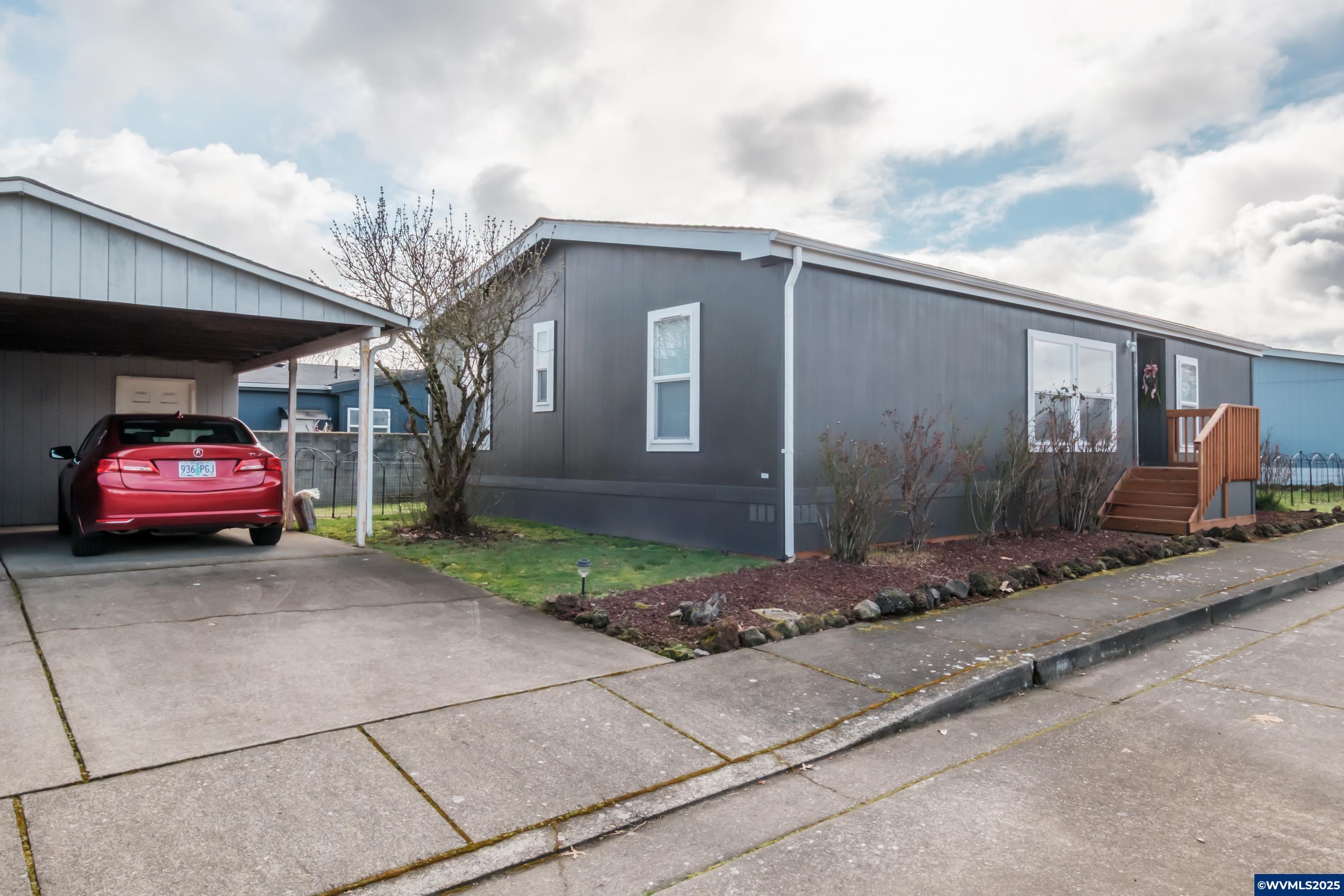 300 Western Av SE