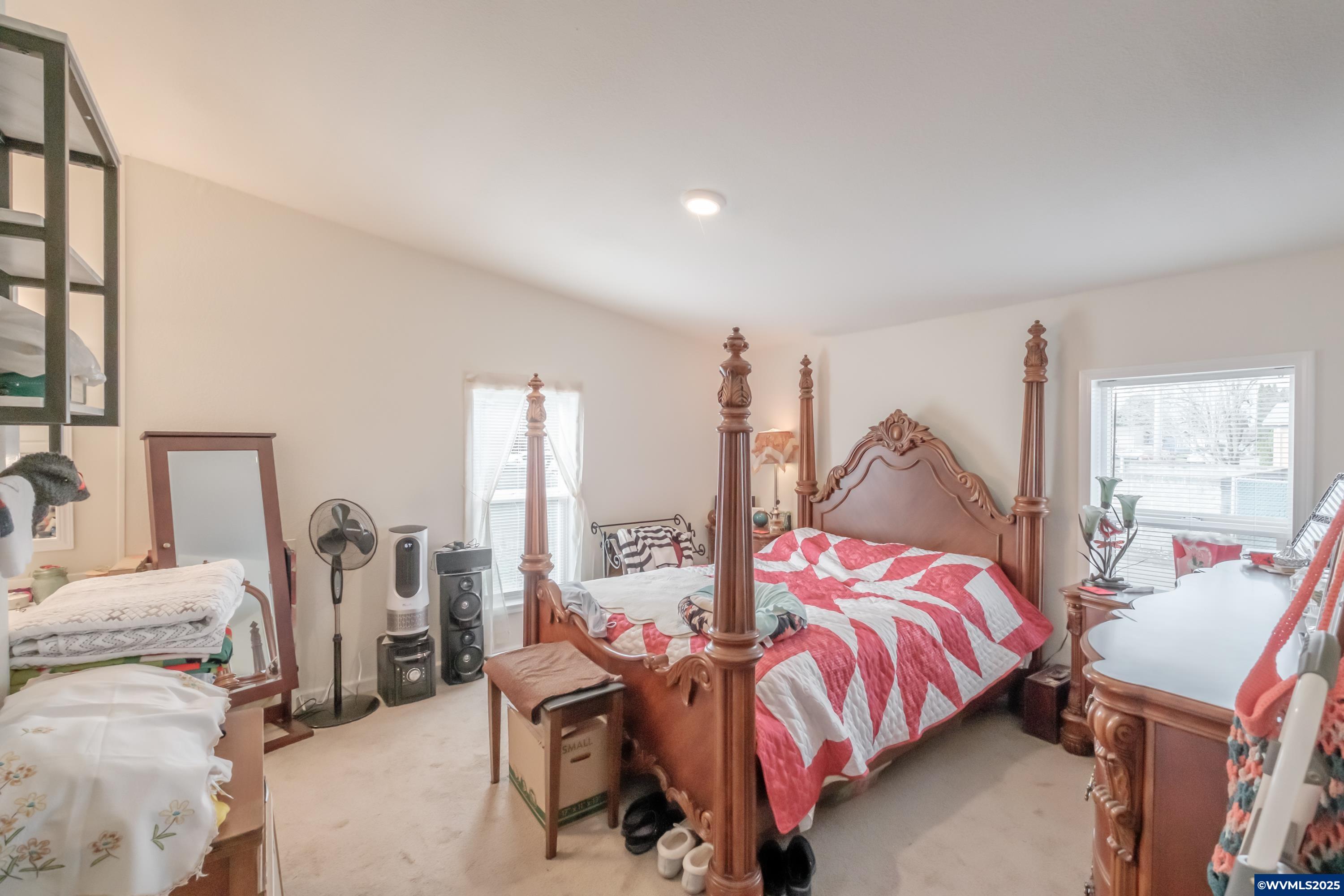 300 Western Av SE