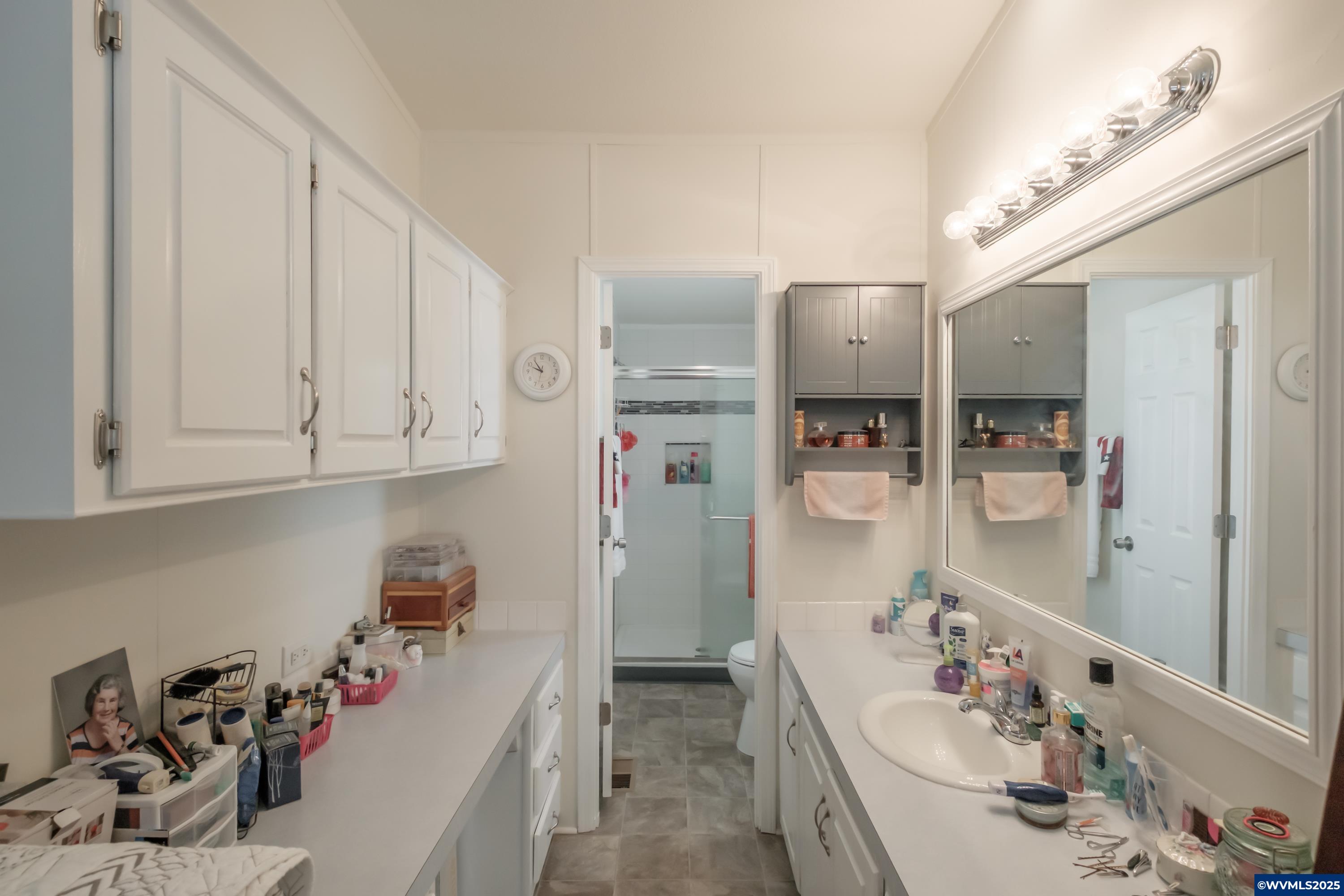 300 Western Av SE