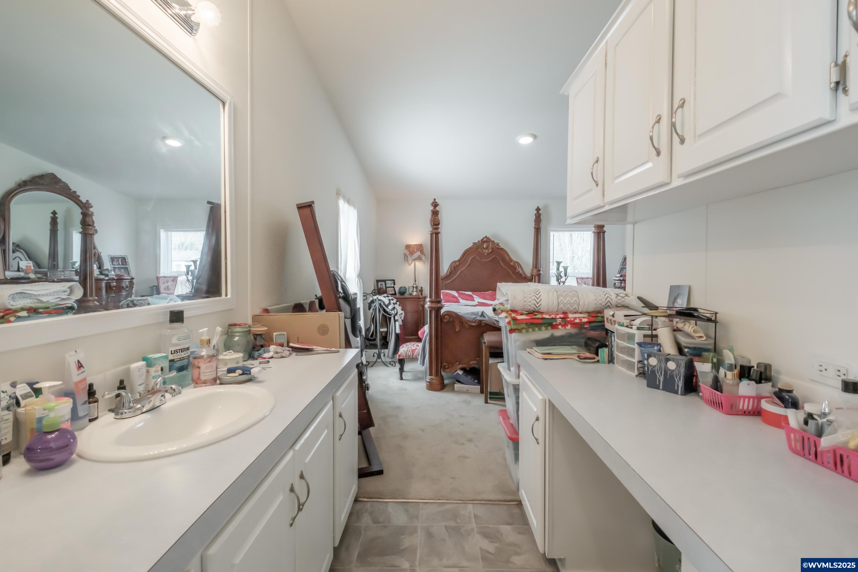 300 Western Av SE