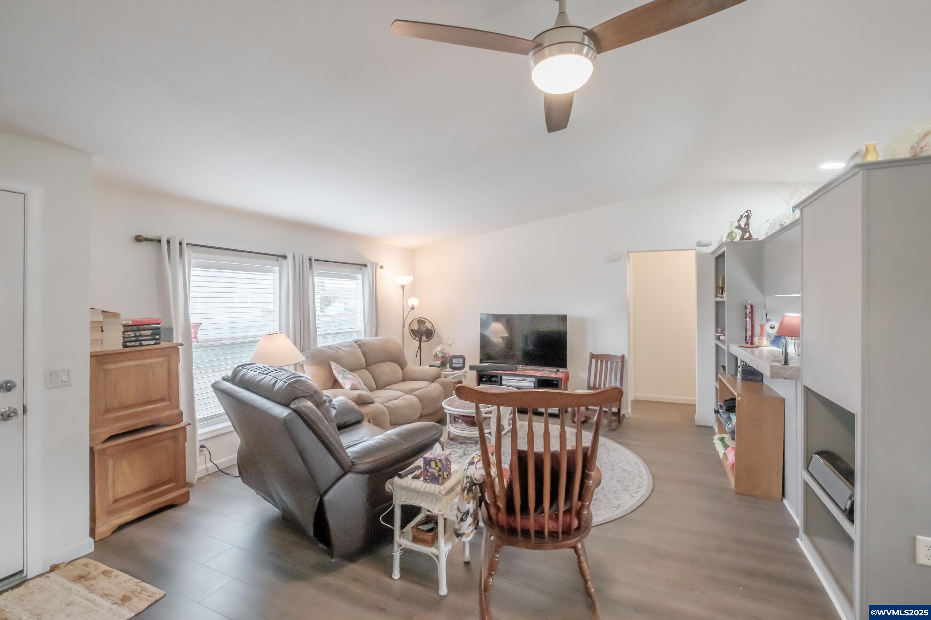 300 Western Av SE
