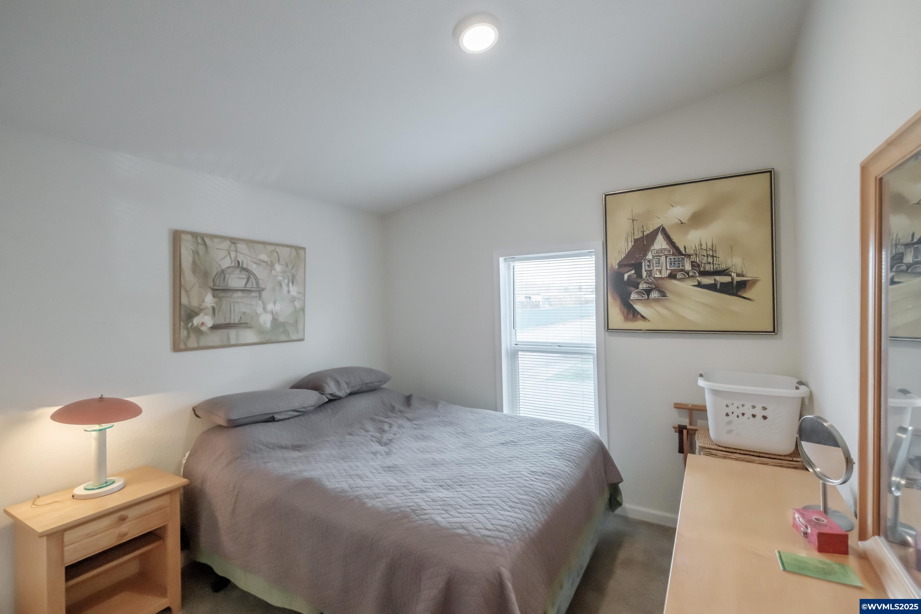 300 Western Av SE