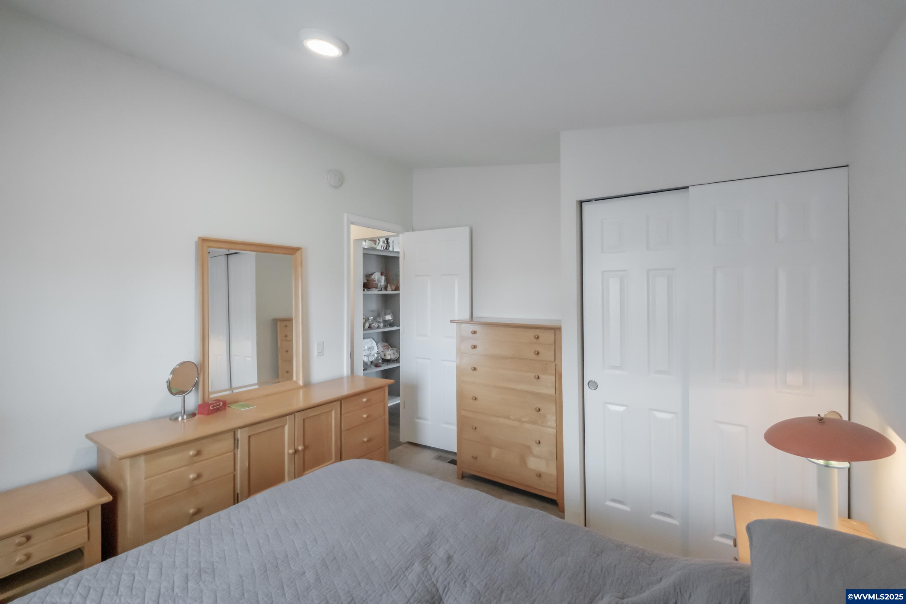 300 Western Av SE
