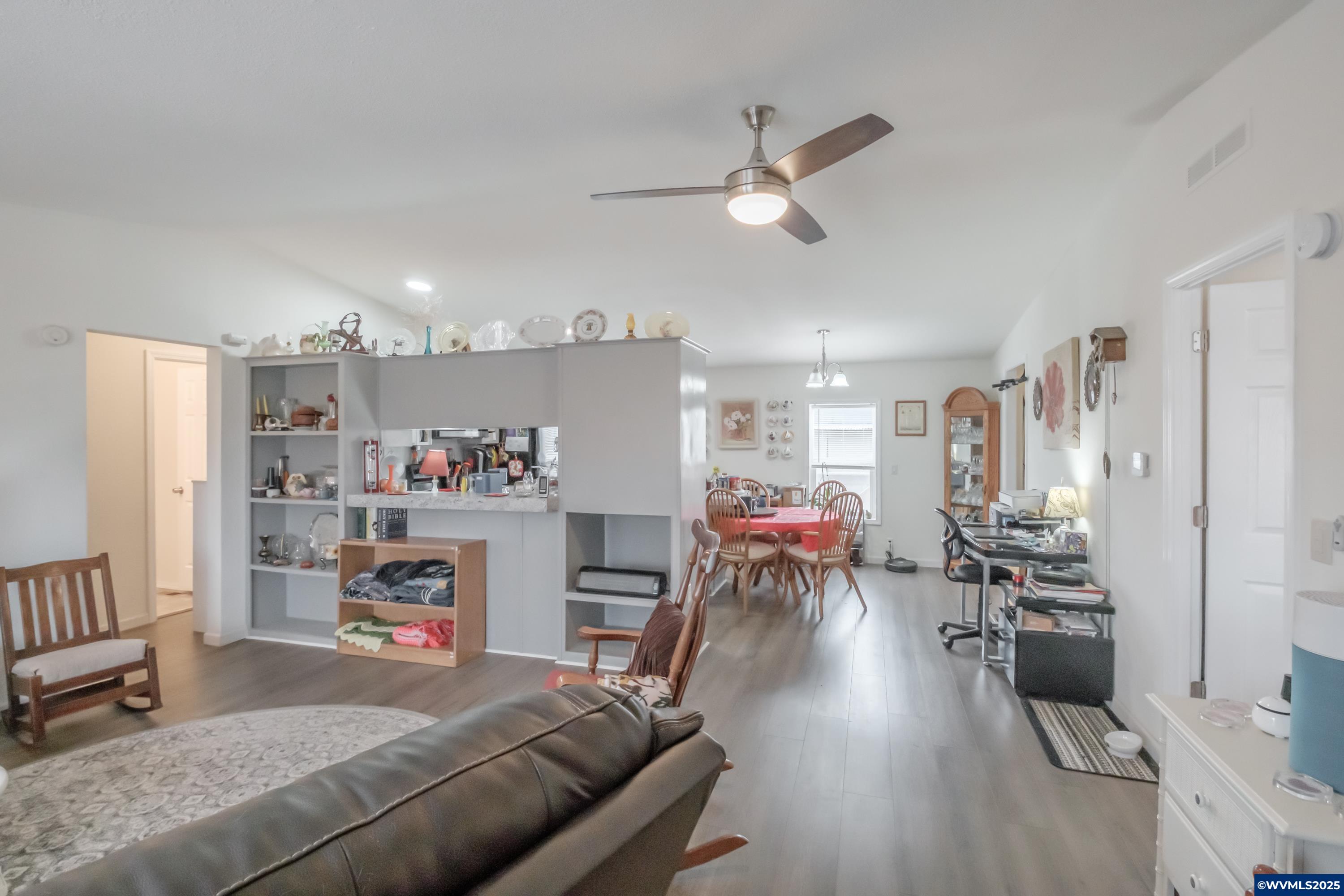 300 Western Av SE