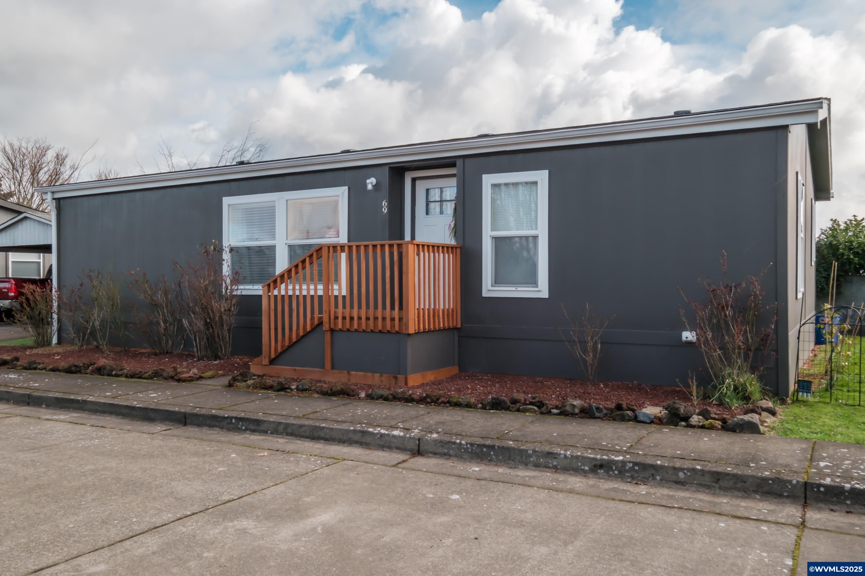 300 Western Av SE