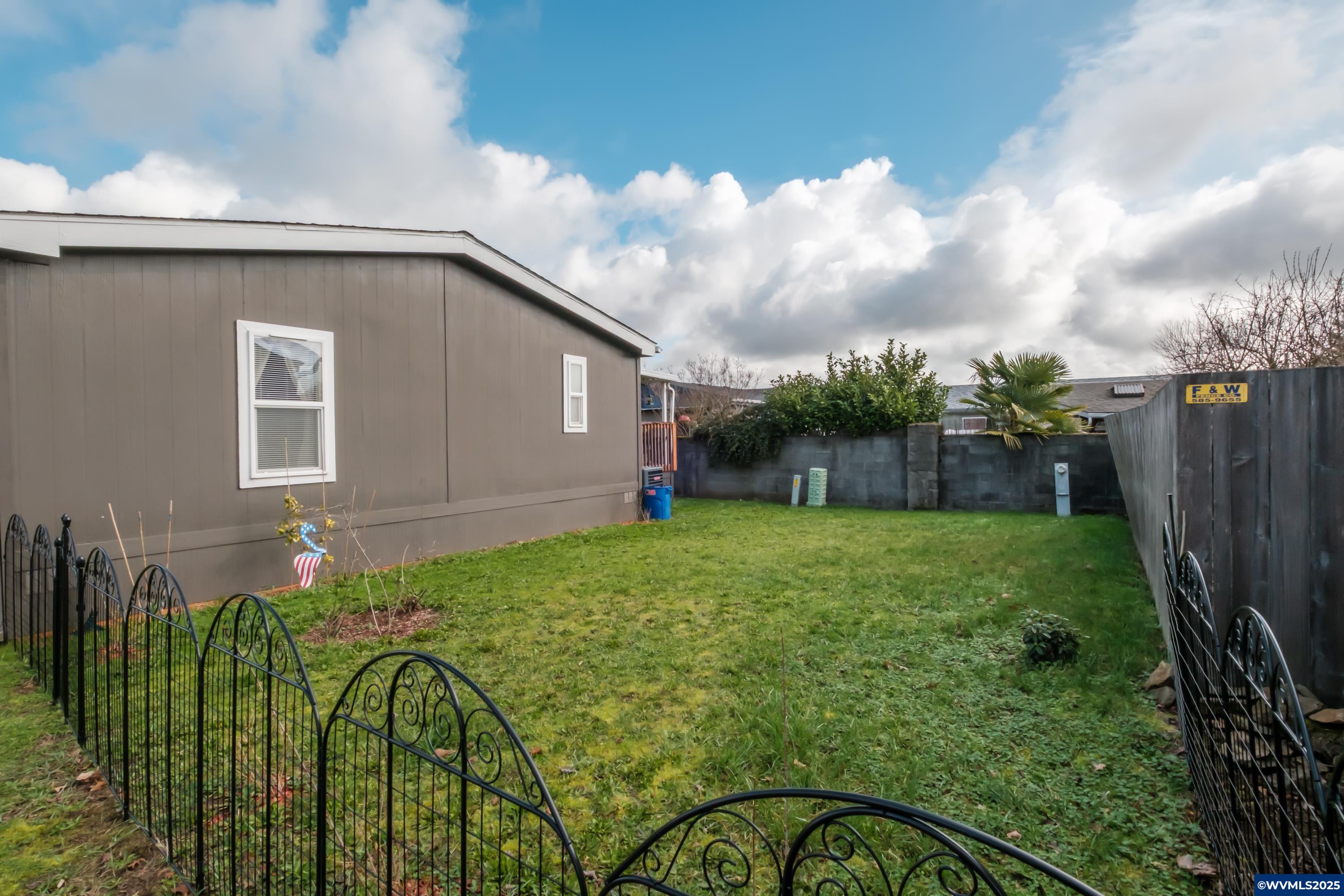 300 Western Av SE