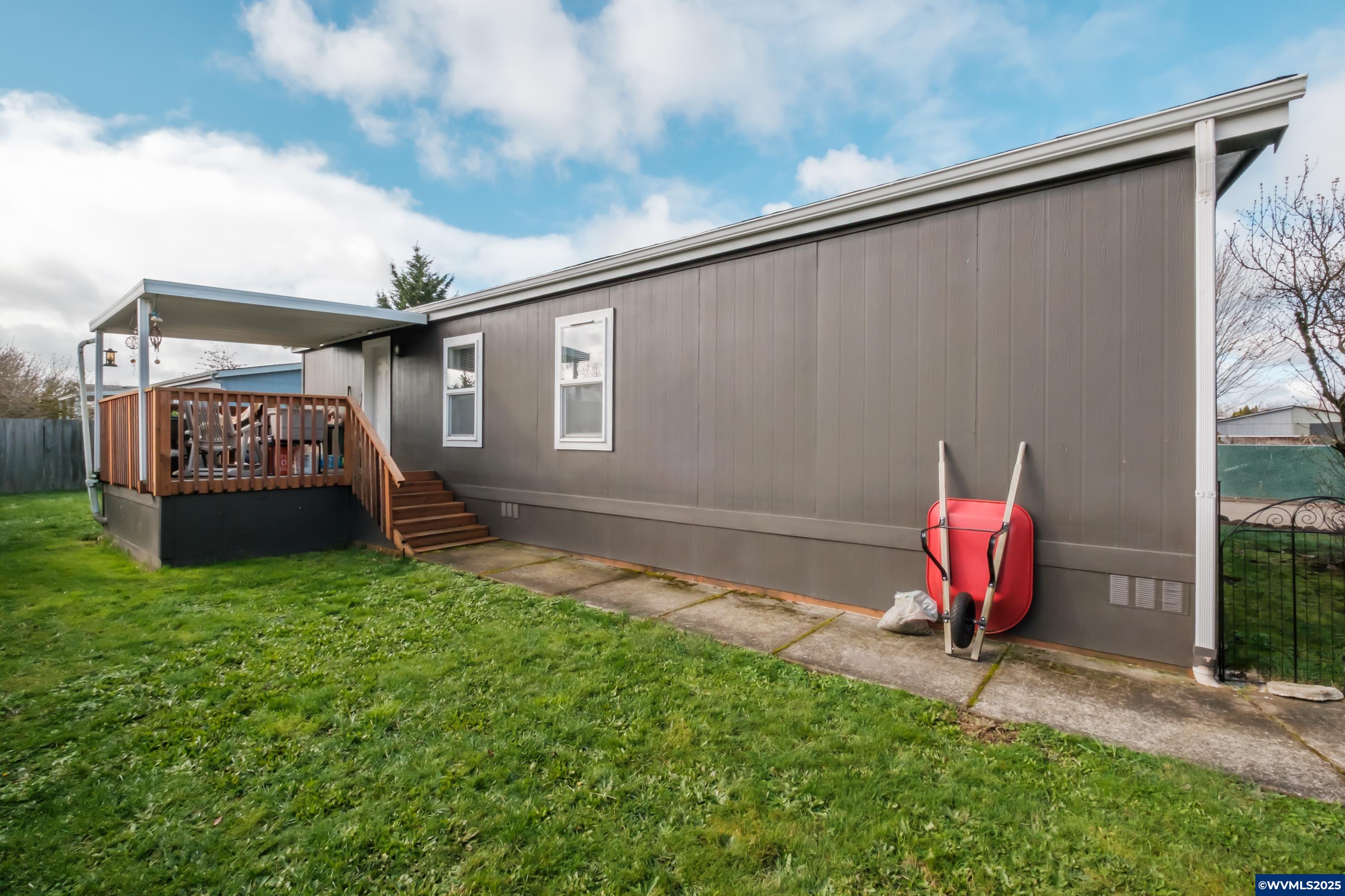 300 Western Av SE
