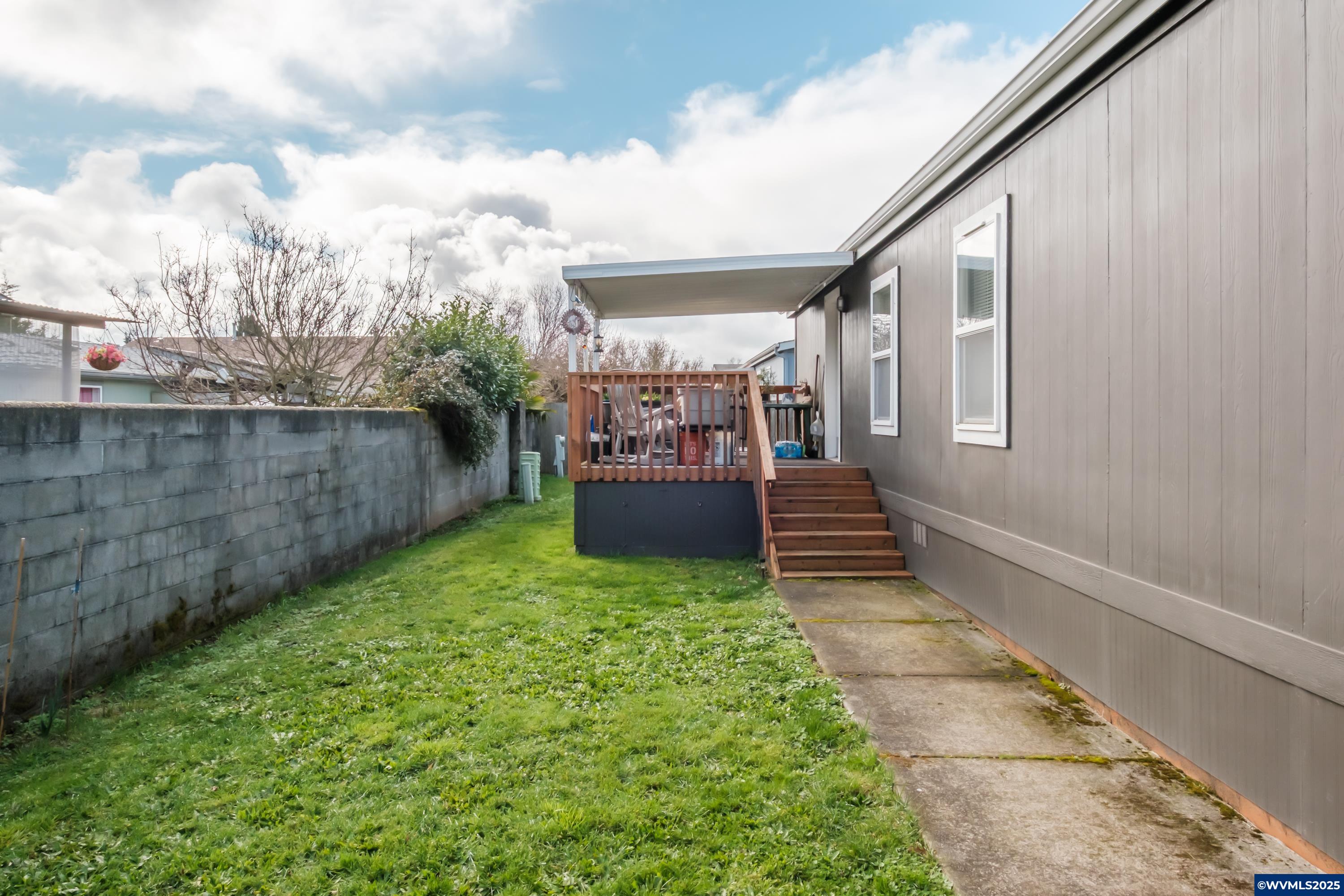 300 Western Av SE
