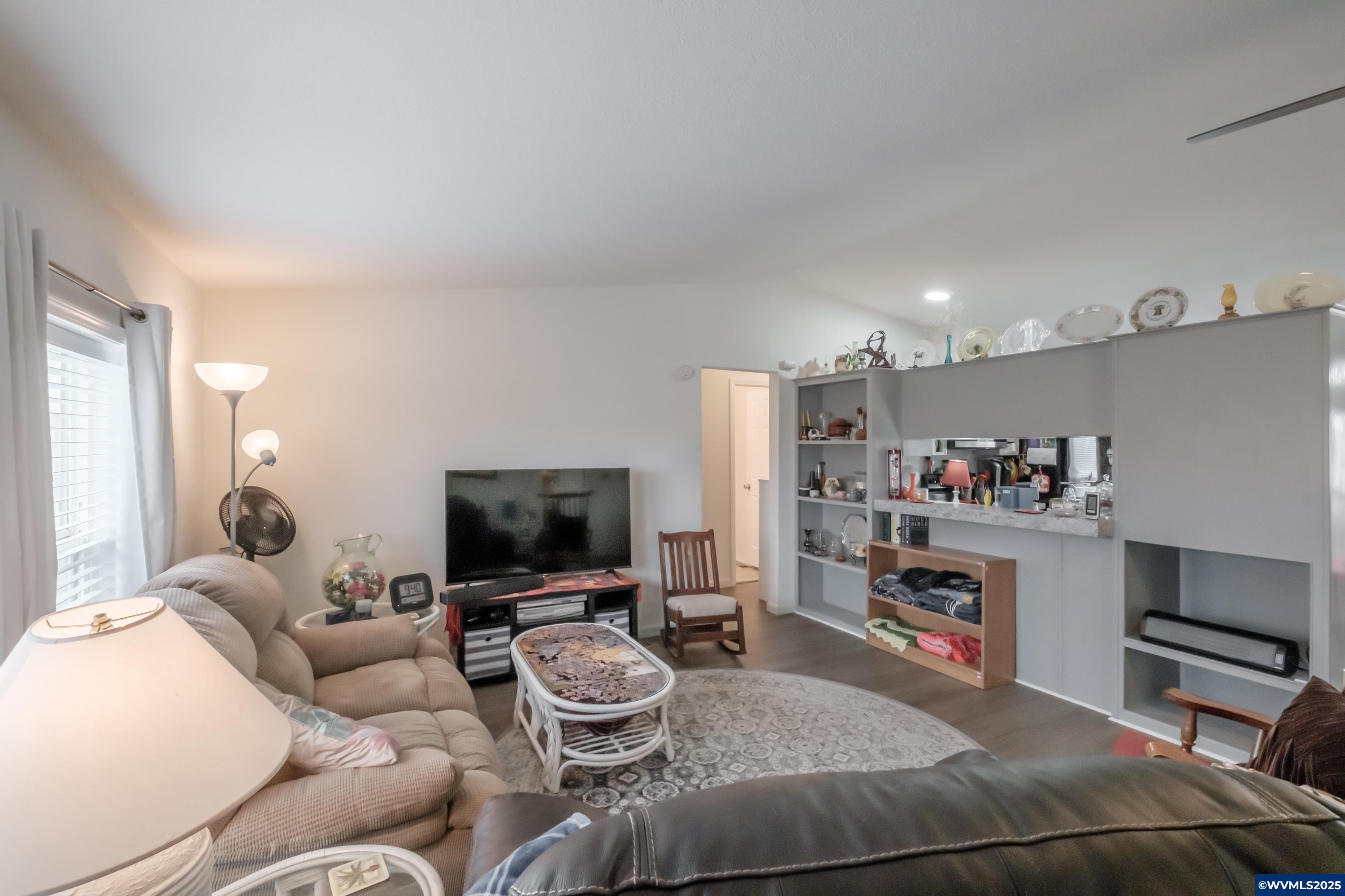 300 Western Av SE