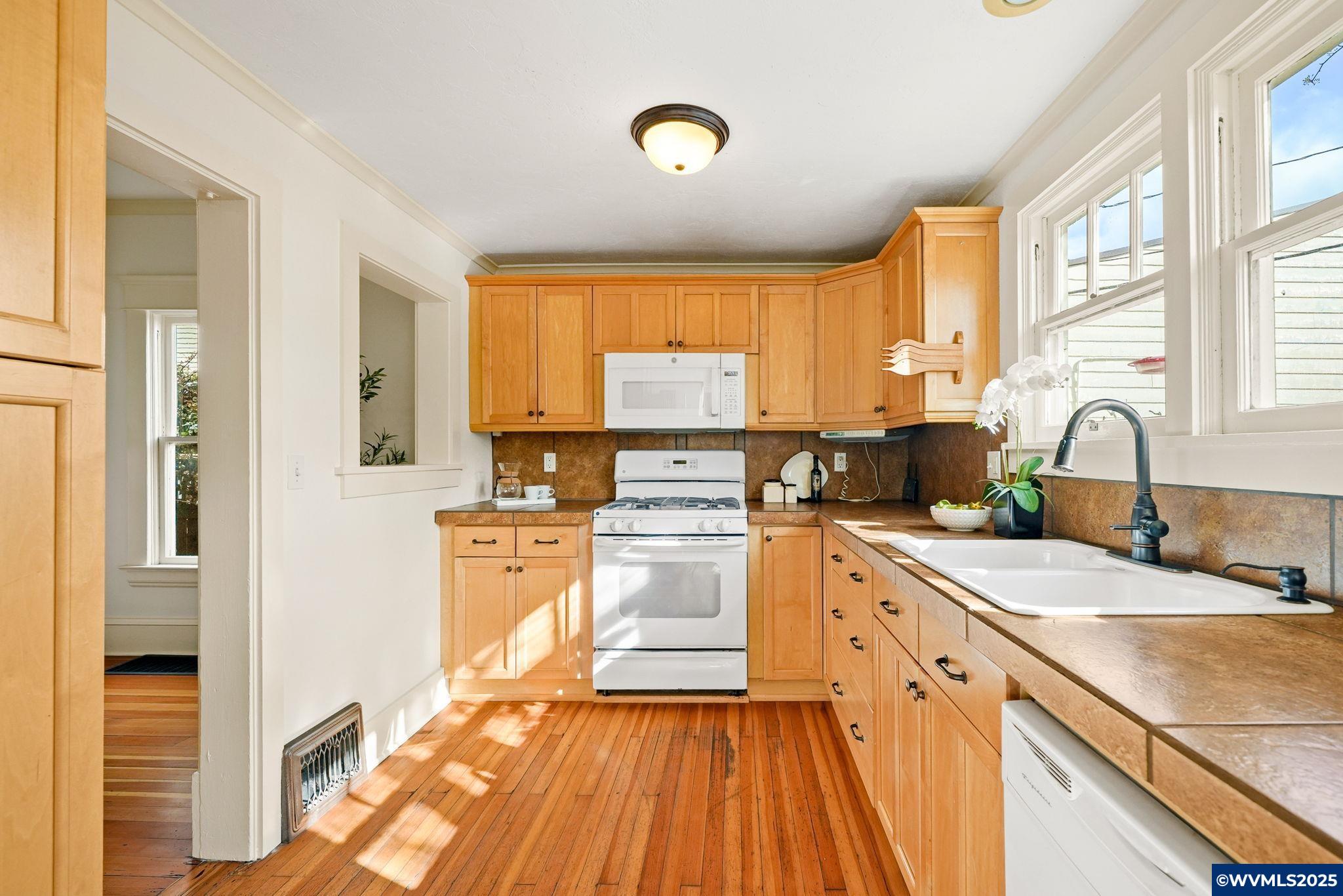 327 NW 11 St