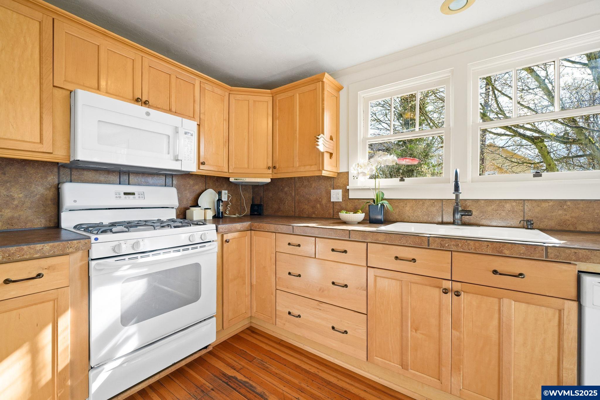 327 NW 11 St