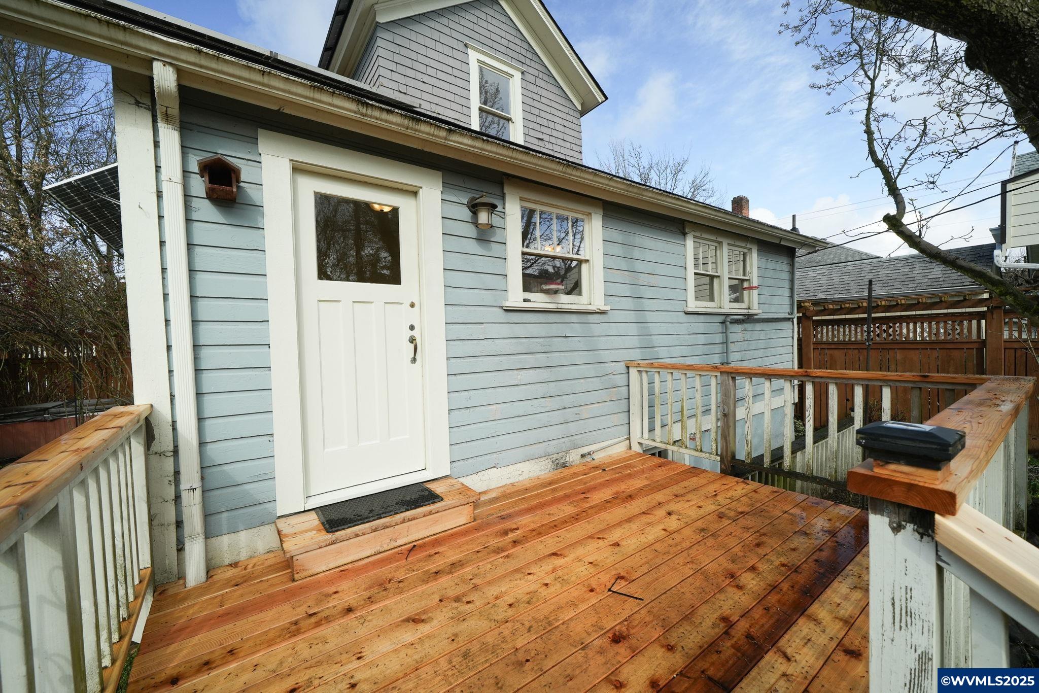 327 NW 11 St