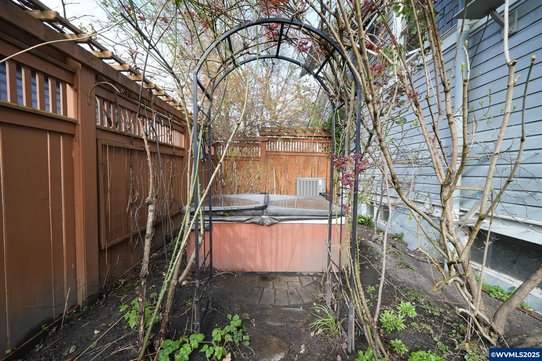 327 NW 11 St