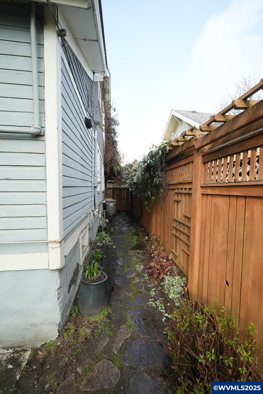 327 NW 11 St