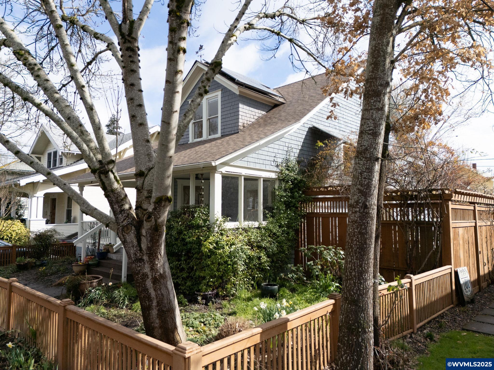 327 NW 11 St