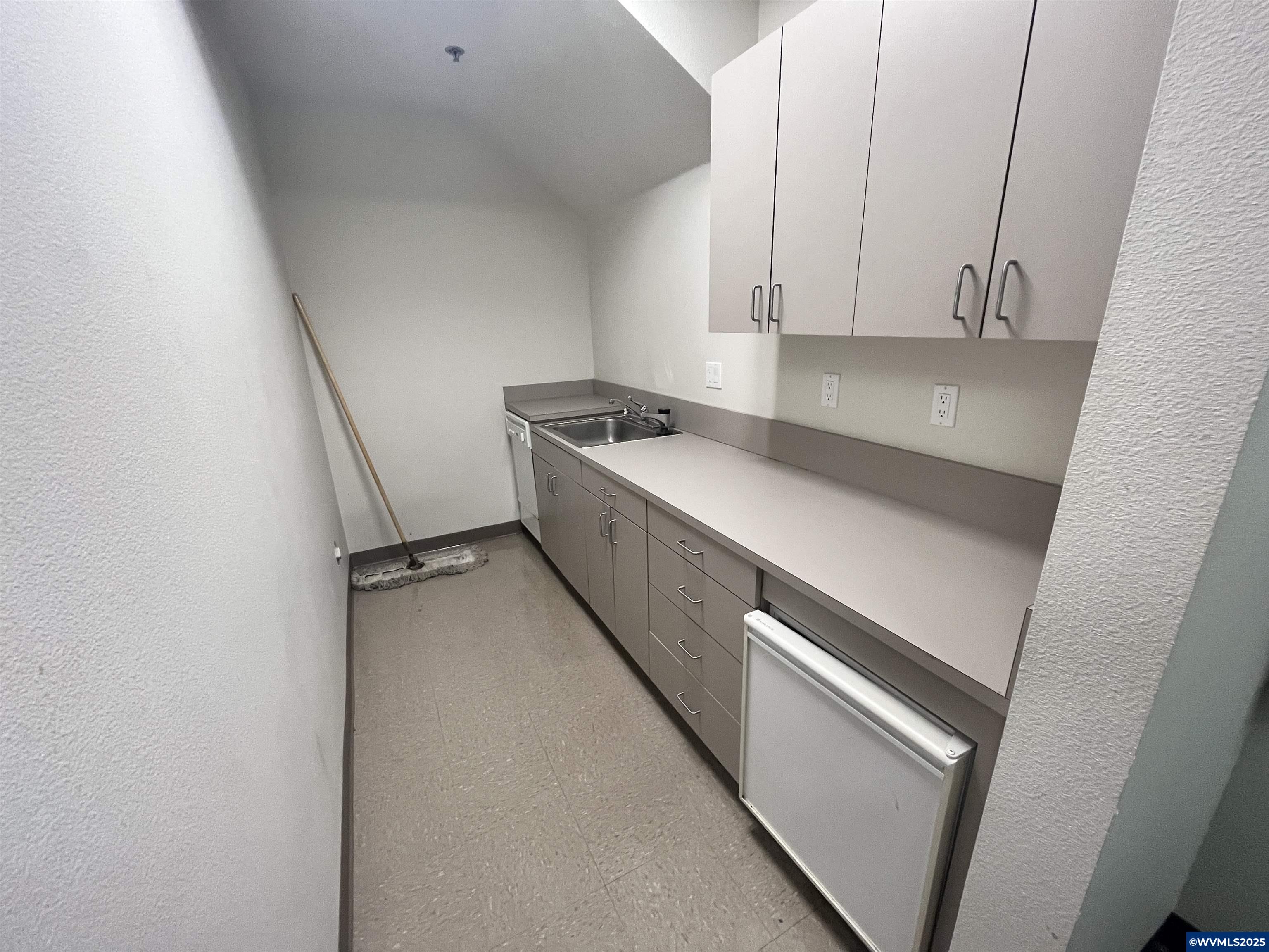 245 Commercial Ste 100-2 St SE