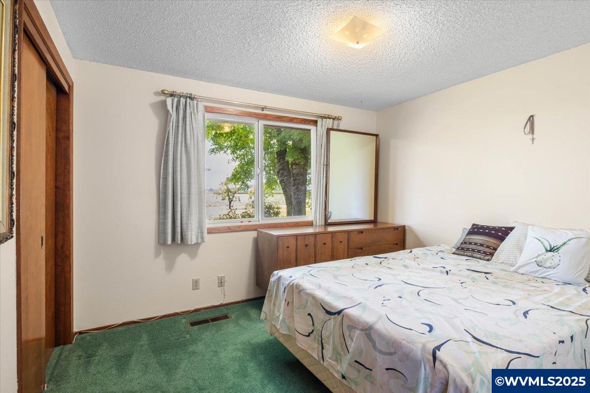 593 Howell Prairie Rd NE