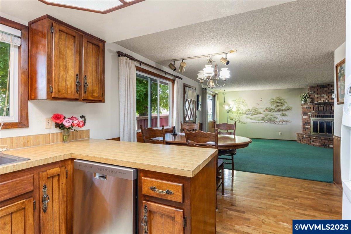 593 Howell Prairie Rd NE