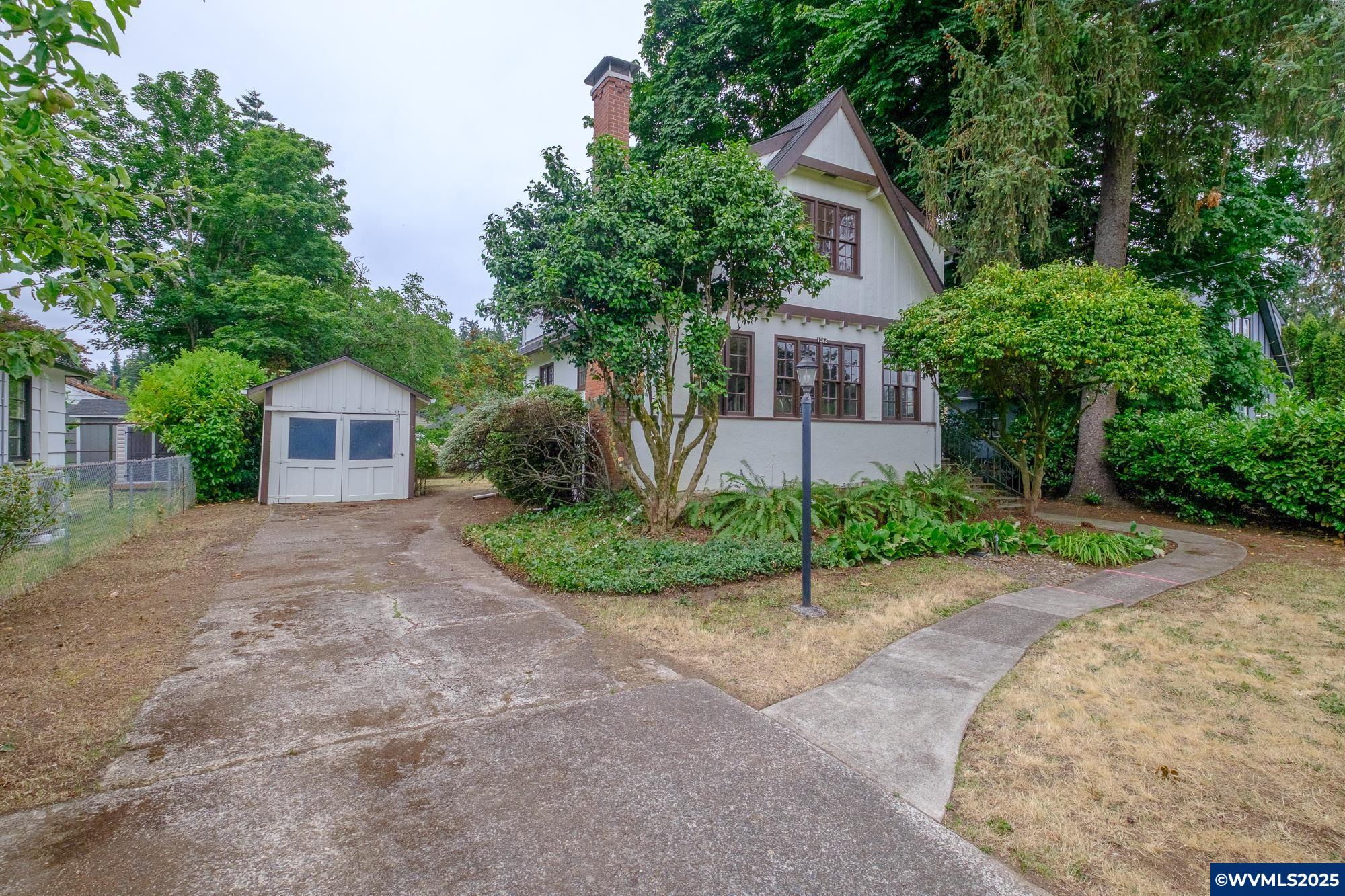 1082 Electric Av SE